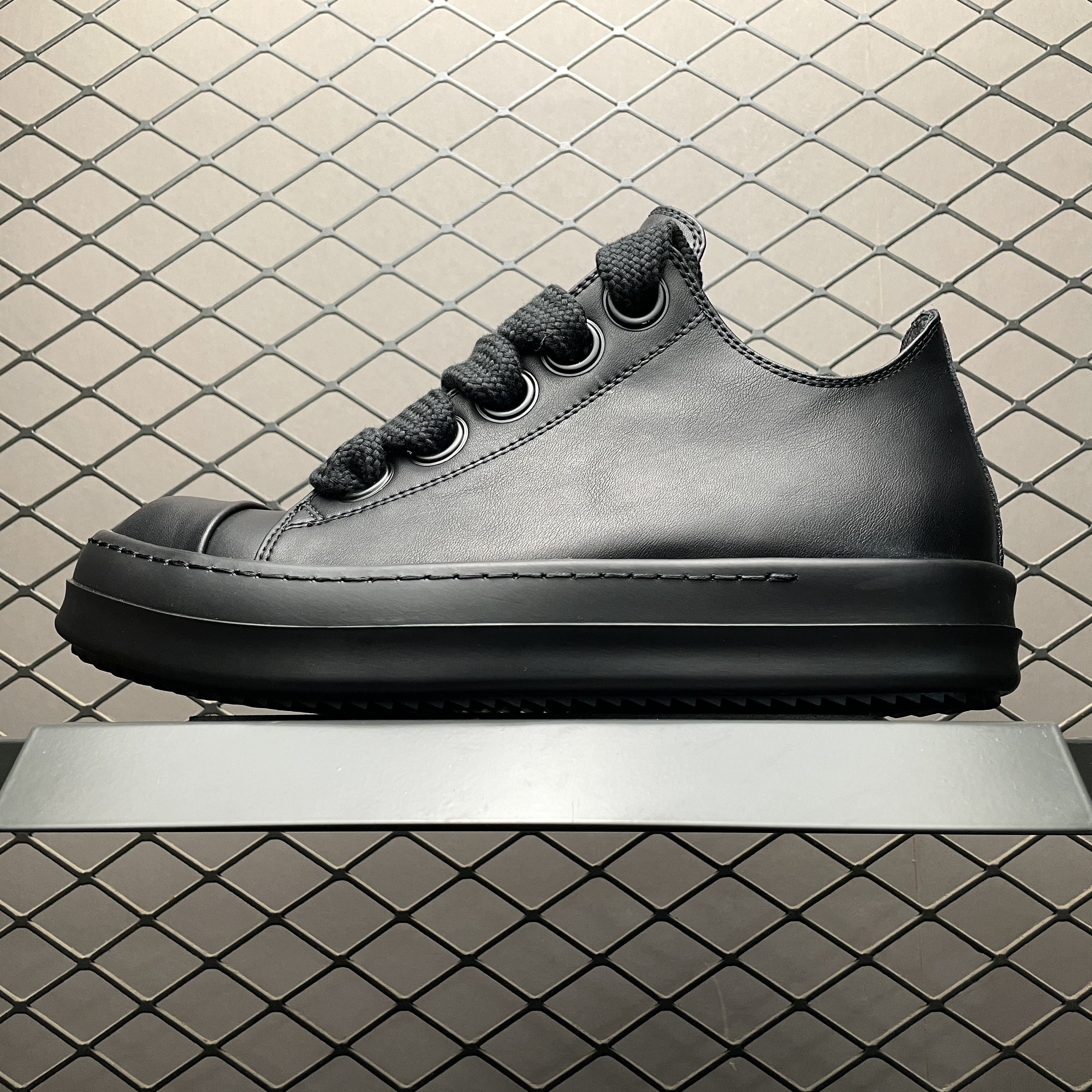 Rick Owens oversize-shoelace leather sneakers（RU01D3893LCOW2-9999）