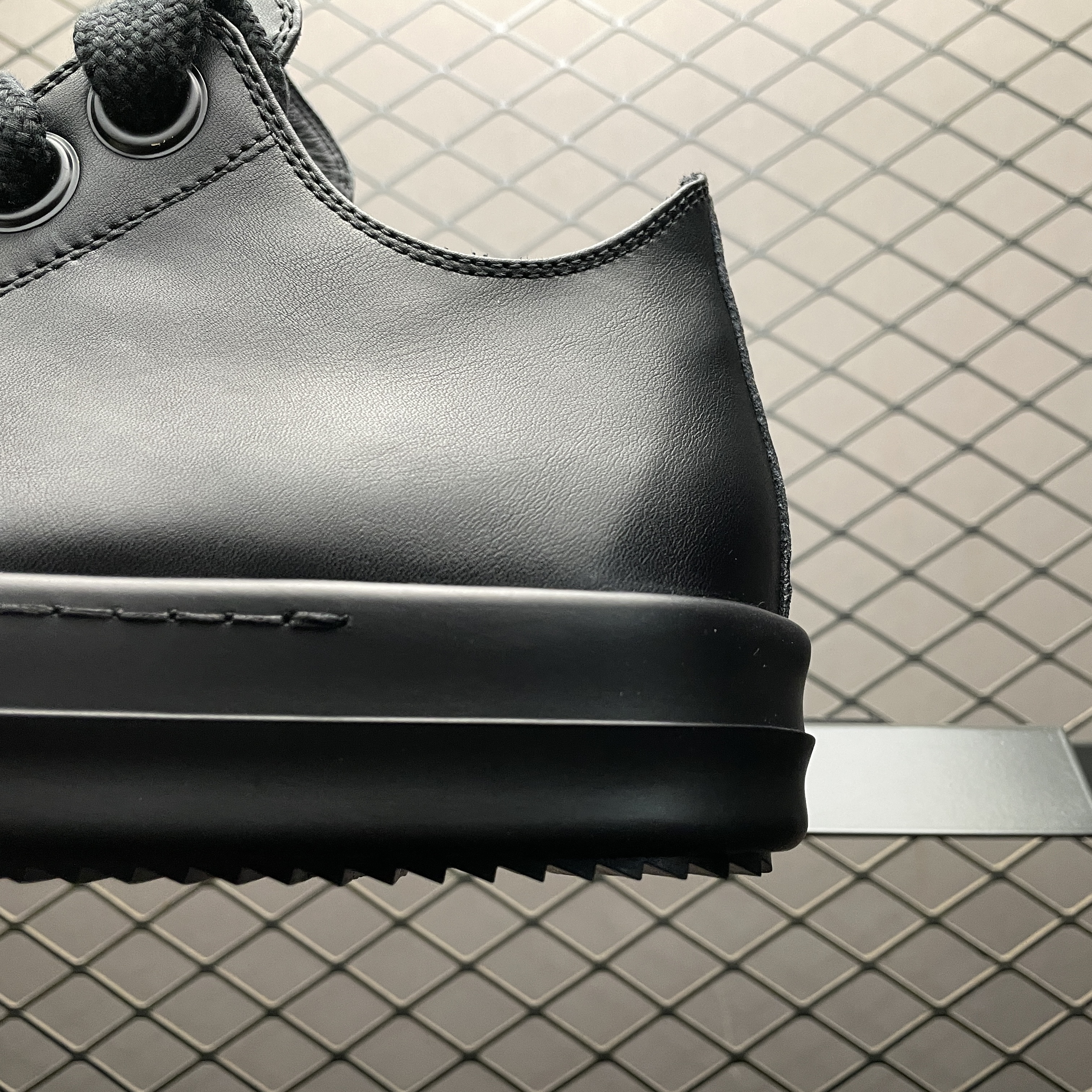 Rick Owens oversize-shoelace leather sneakers（RU01D3893LCOW2-9999）