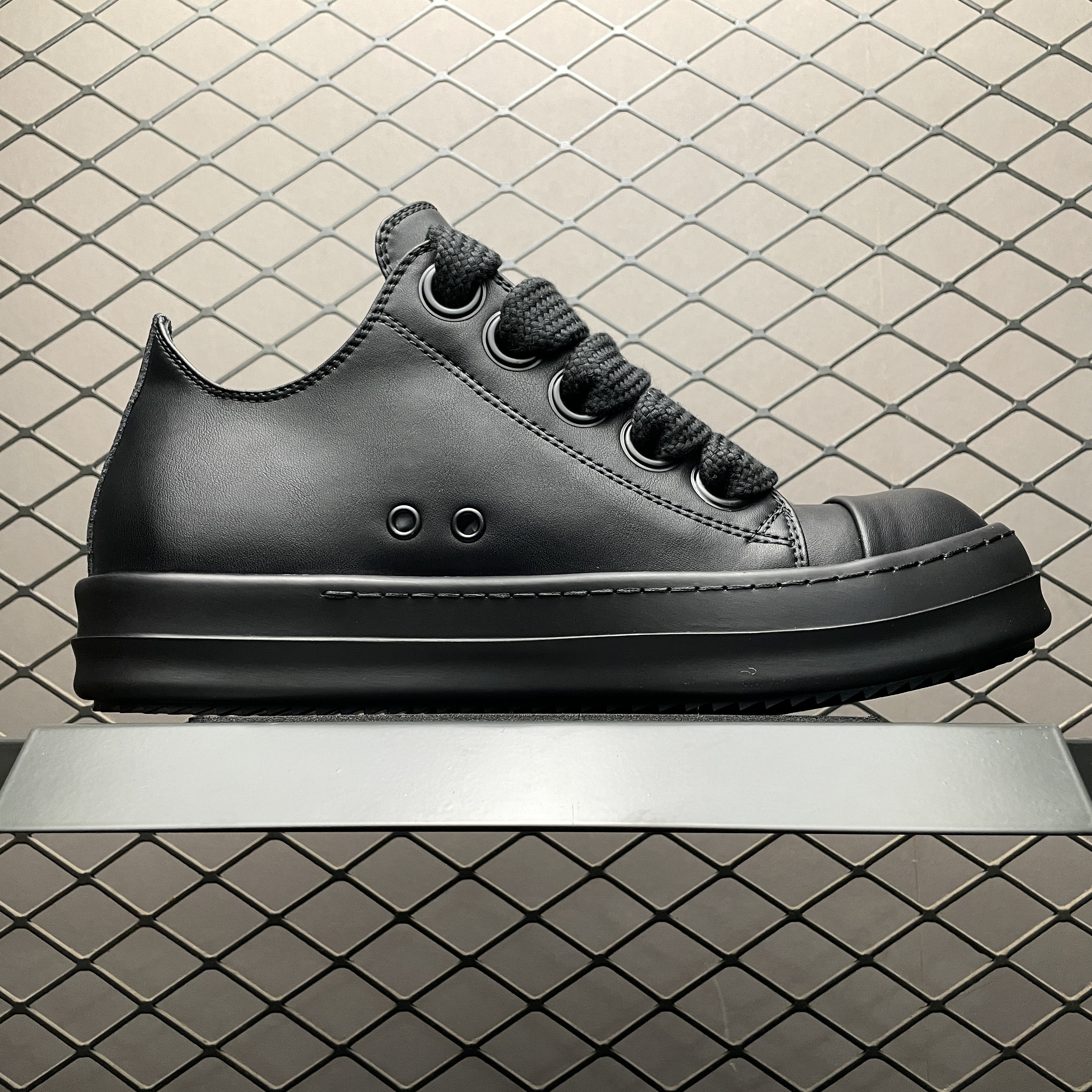 Rick Owens oversize-shoelace leather sneakers（RU01D3893LCOW2-9999）