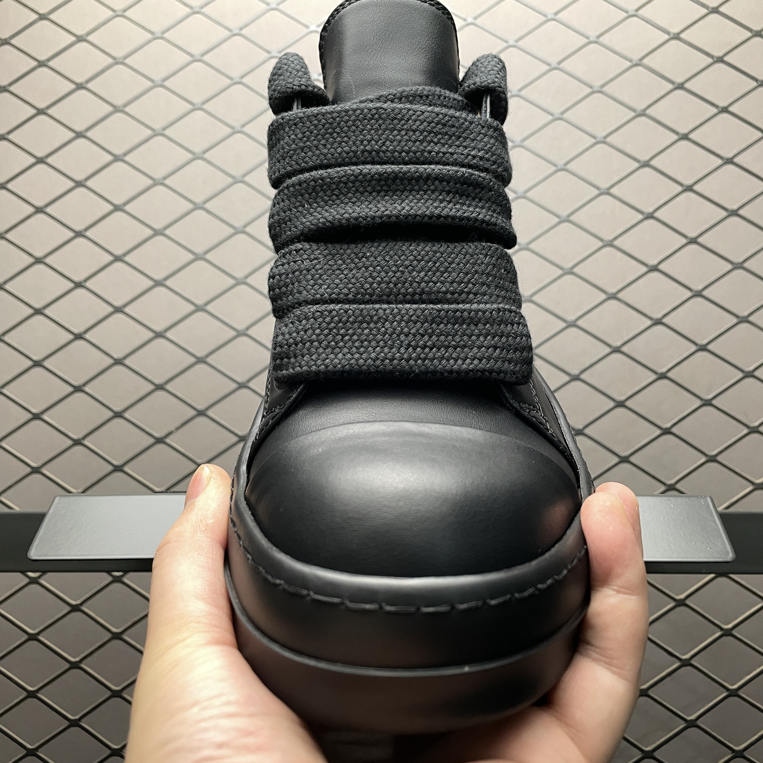 Rick Owens oversize-shoelace leather sneakers（RU01D3893LCOW2-9999）