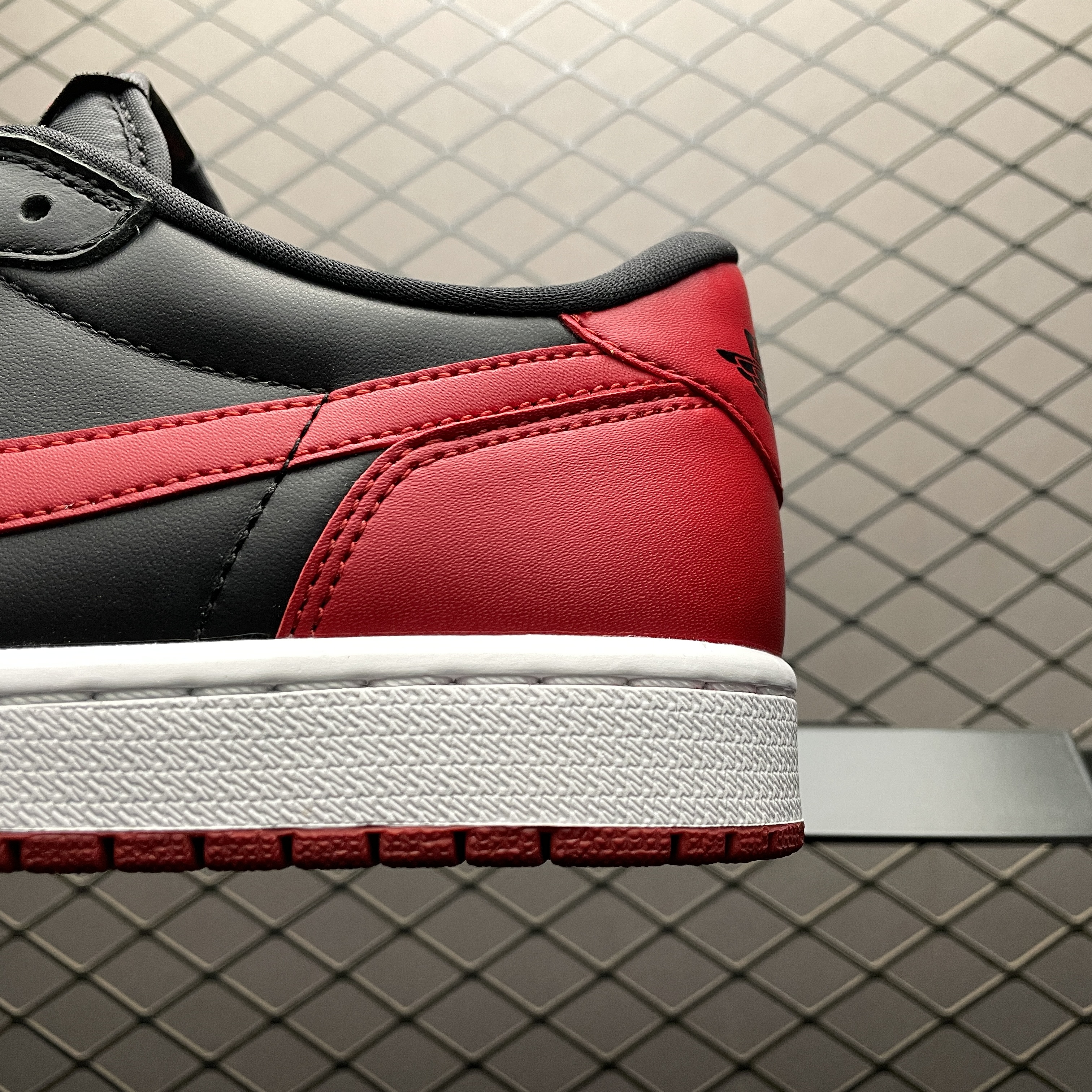 NIKE AIR JORDAN 1 RETRO LOW BRED (2015) (705329-001)