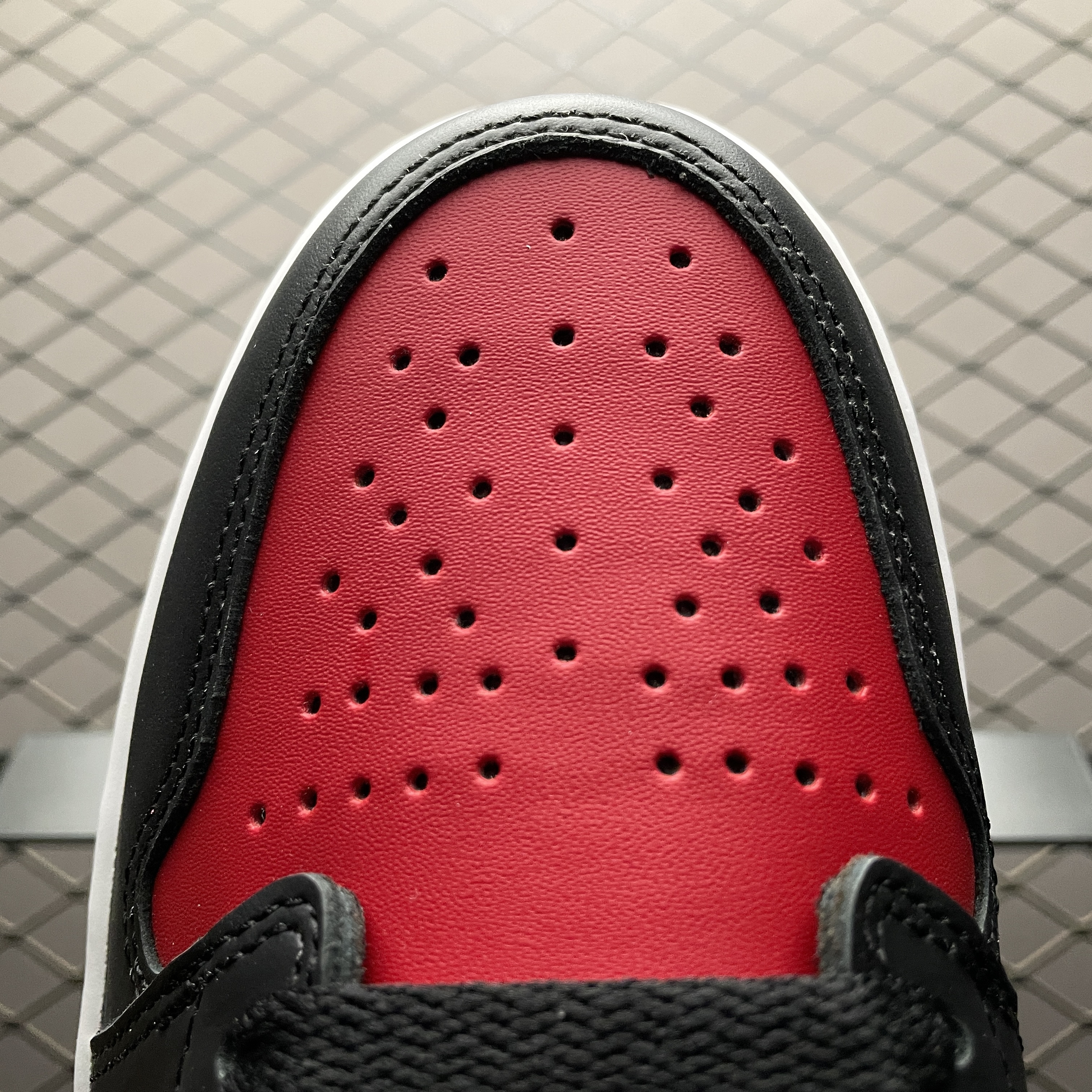 NIKE AIR JORDAN 1 RETRO LOW BRED (2015) (705329-001)