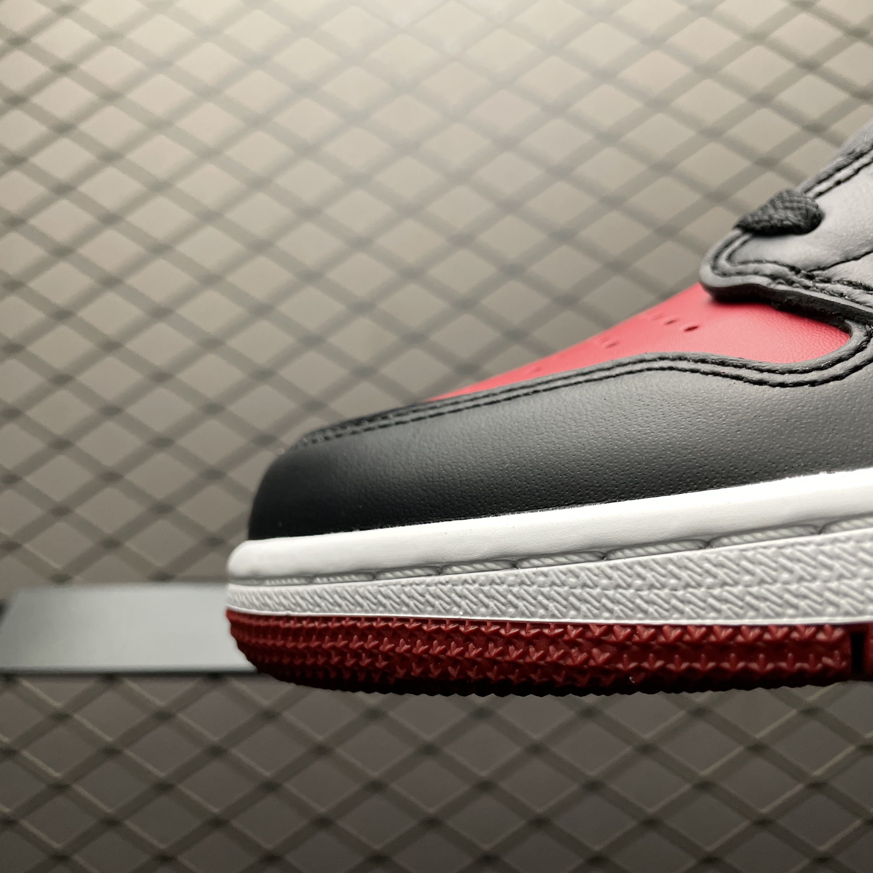 NIKE AIR JORDAN 1 RETRO LOW BRED (2015) (705329-001)