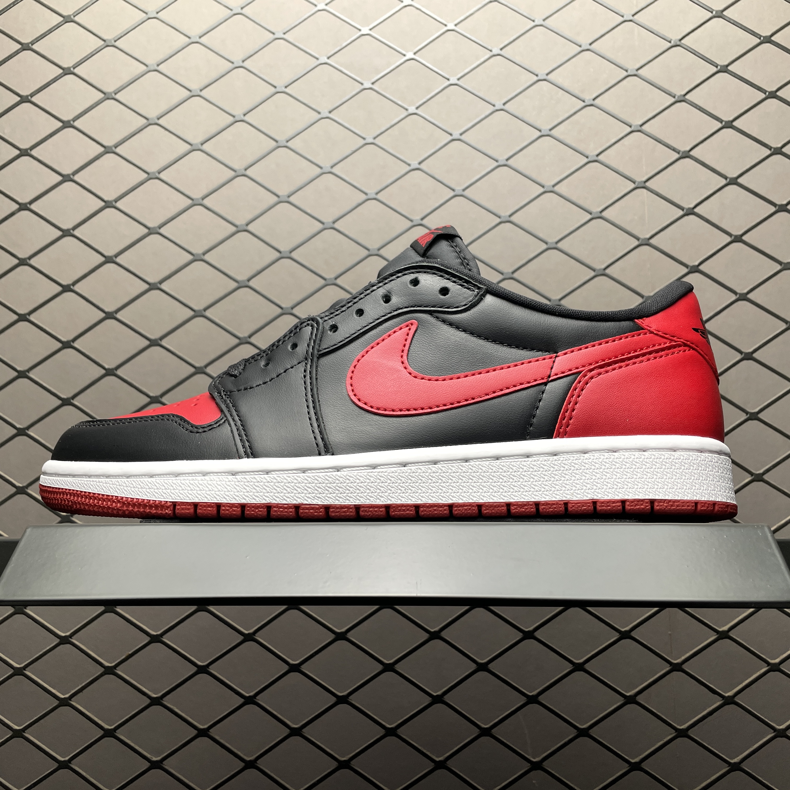 NIKE AIR JORDAN 1 RETRO LOW BRED (2015) (705329-001)