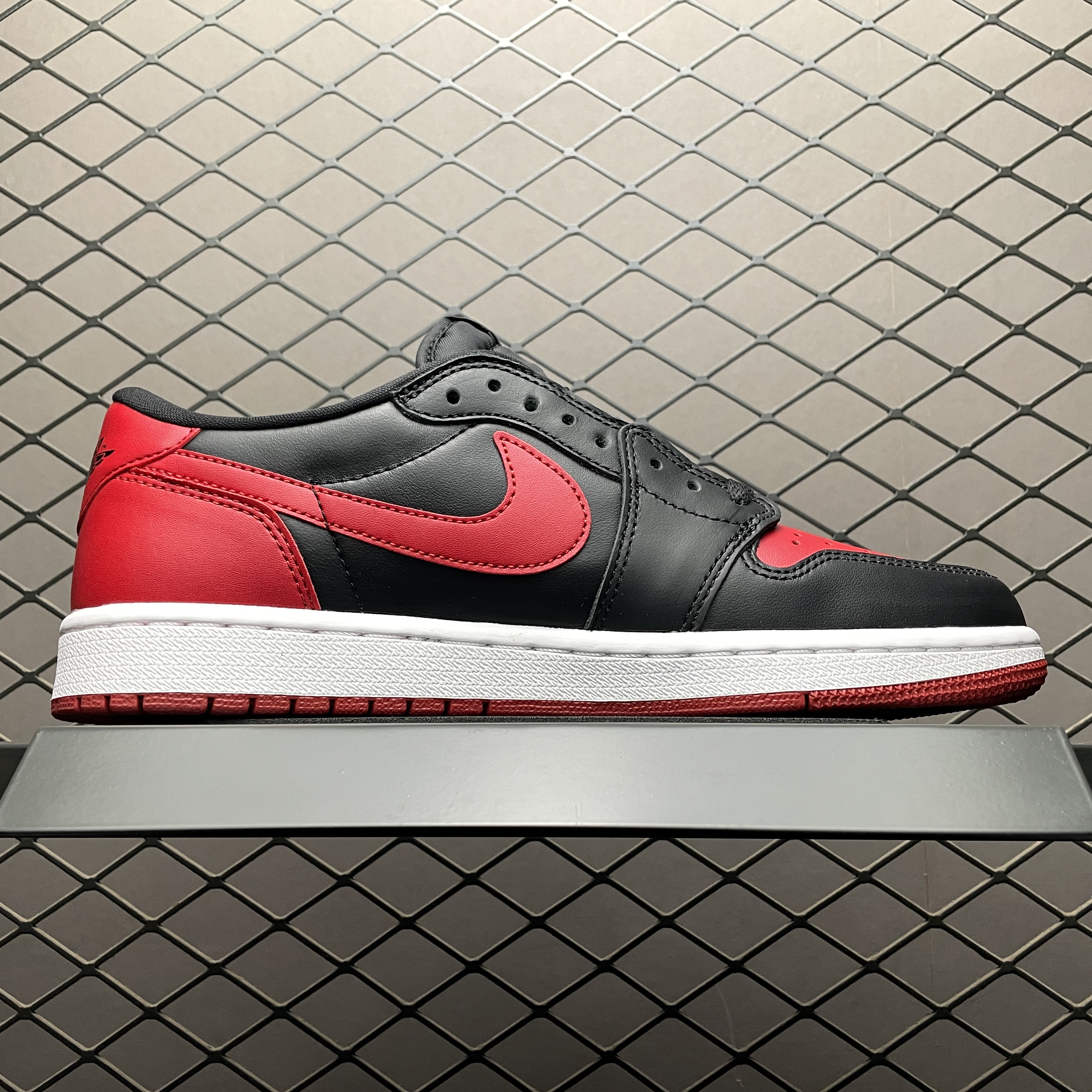 NIKE AIR JORDAN 1 RETRO LOW BRED (2015) (705329-001)