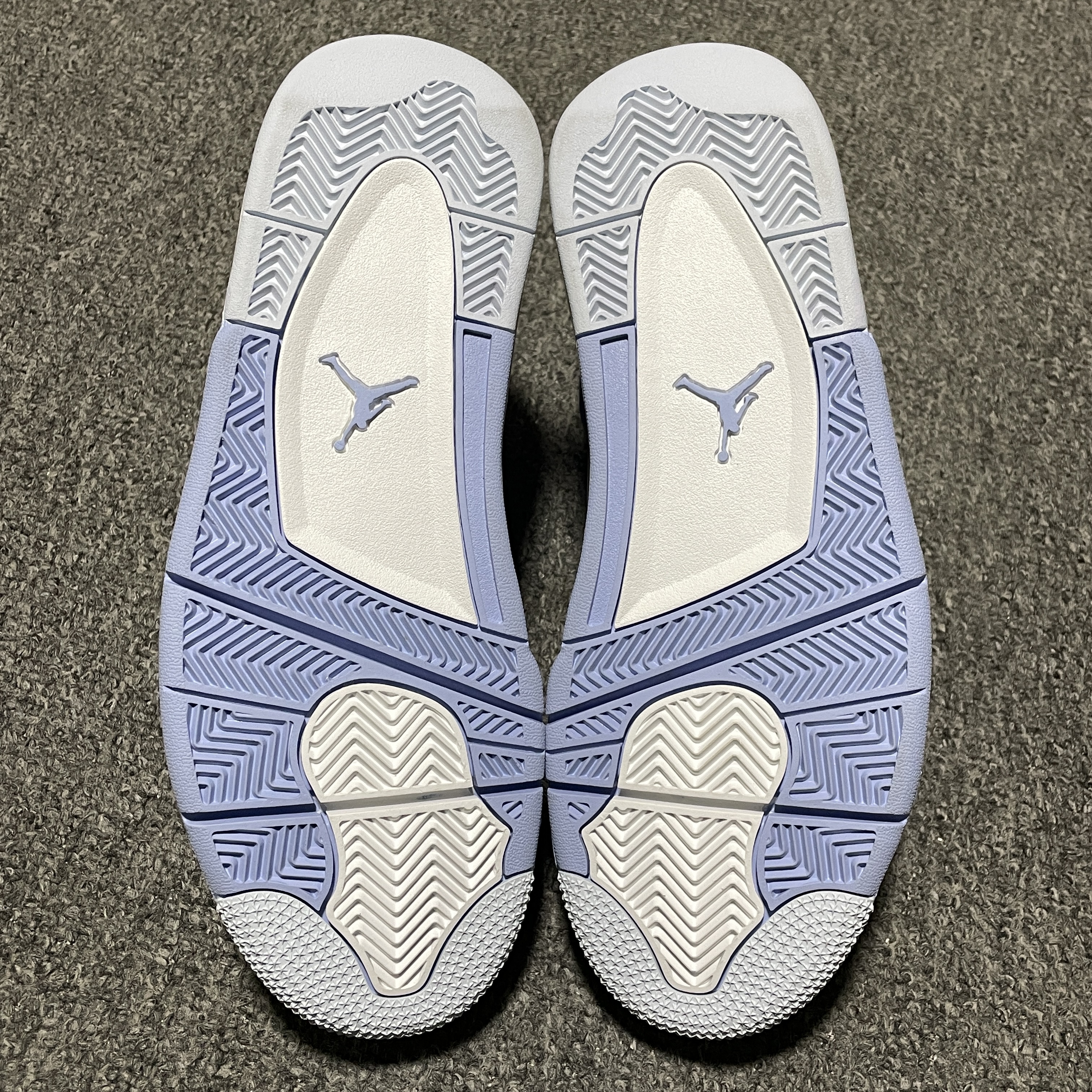 Nike Air Jordan 4 Retro "Aluminum"（HV0823-100）