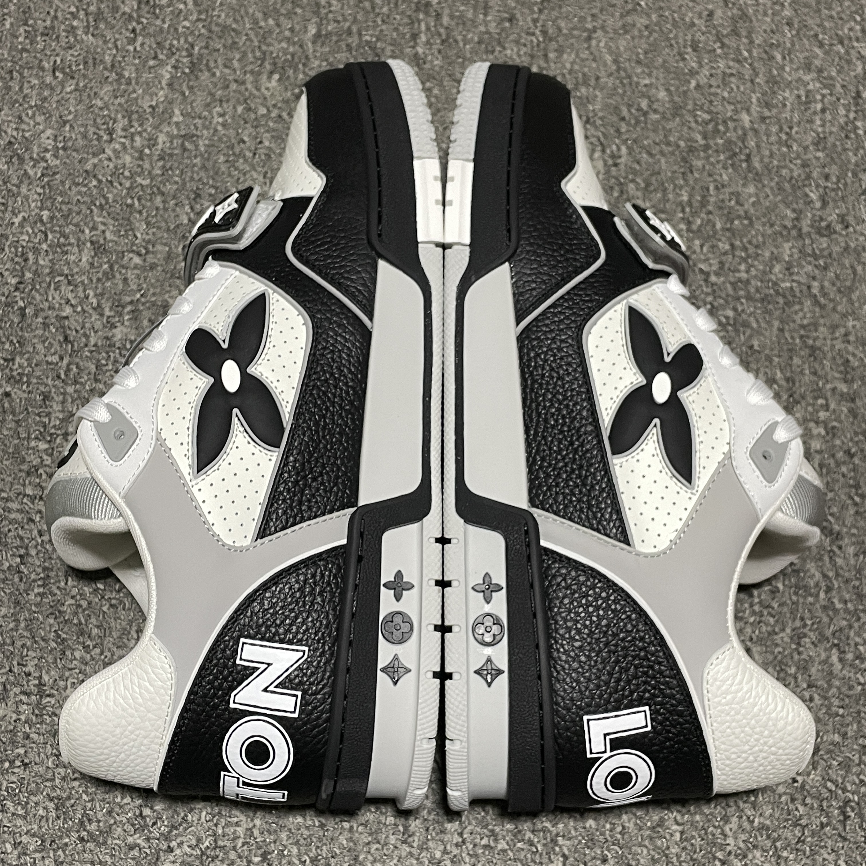 Louis Vuitton LV Trainer Sneaker（1AHTD8）