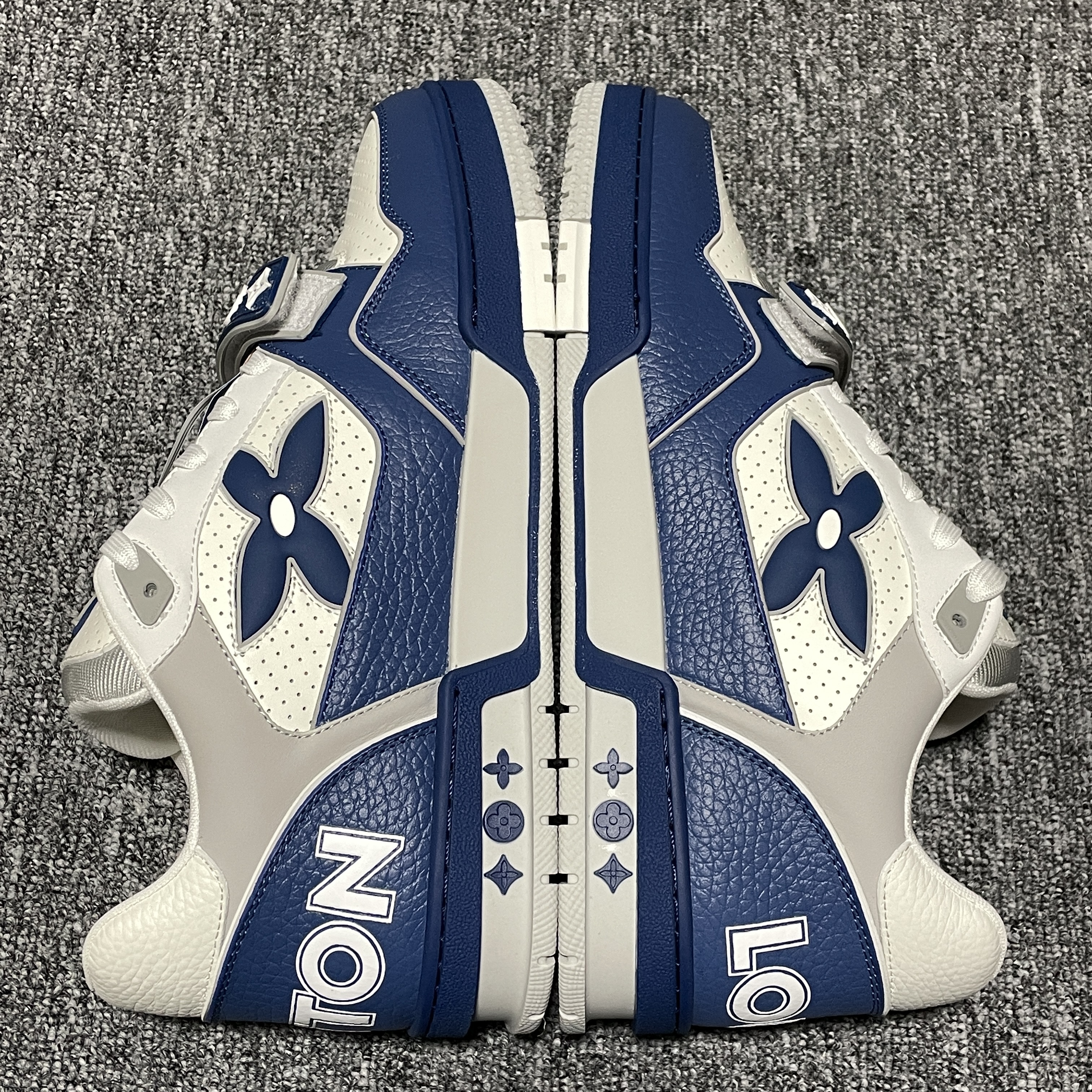 Louis Vuitton LV Trainer Sneaker（1AHTBP）