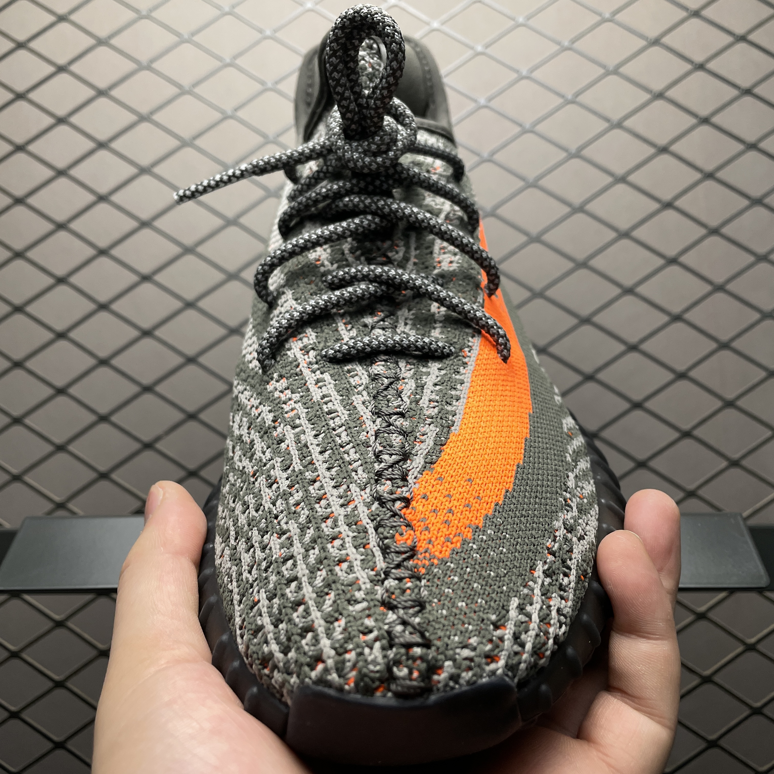 adidas YEEZY Boost 350V2 "Carbon Beluga"(HQ7045)