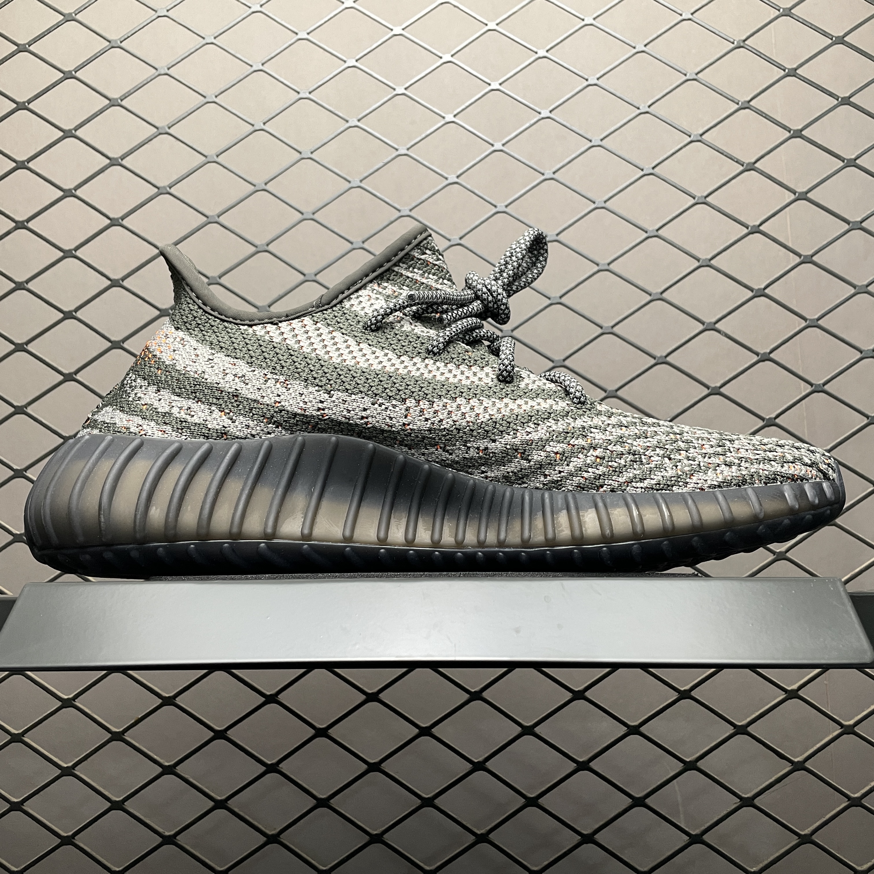 adidas YEEZY Boost 350V2 "Carbon Beluga"(HQ7045)