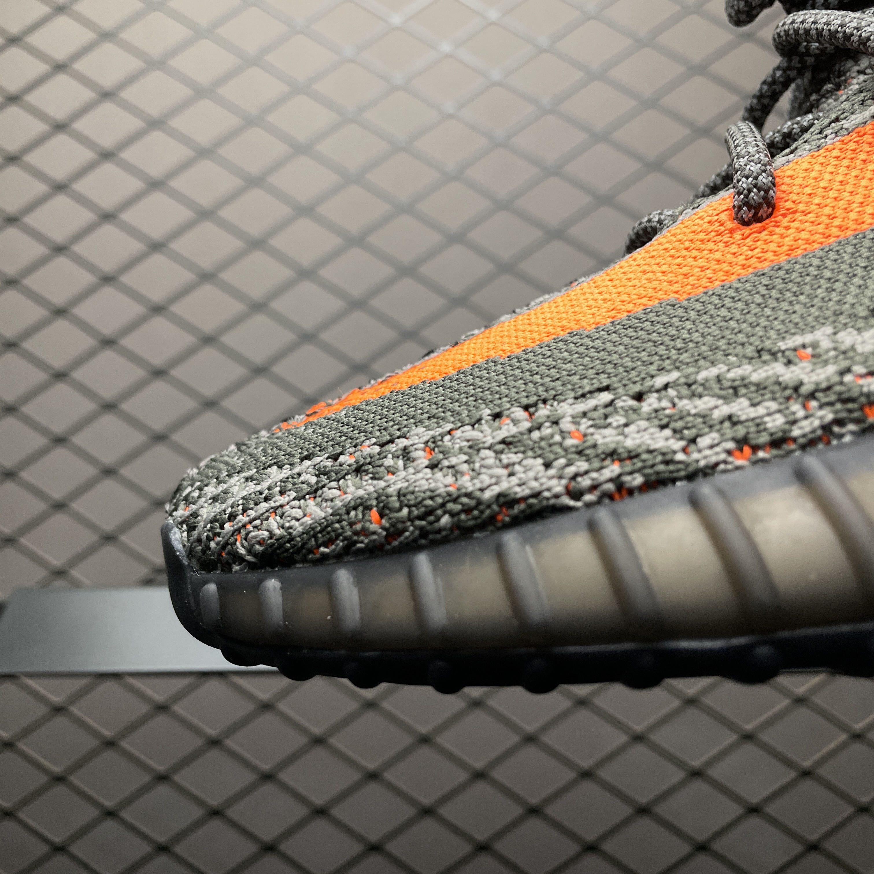 adidas YEEZY Boost 350V2 "Carbon Beluga"(HQ7045)