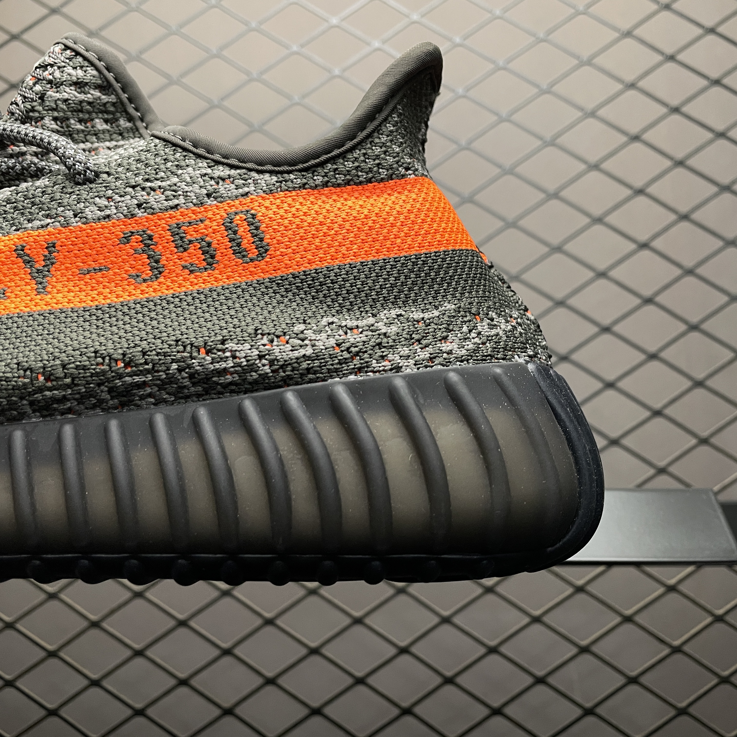 adidas YEEZY Boost 350V2 "Carbon Beluga"(HQ7045)