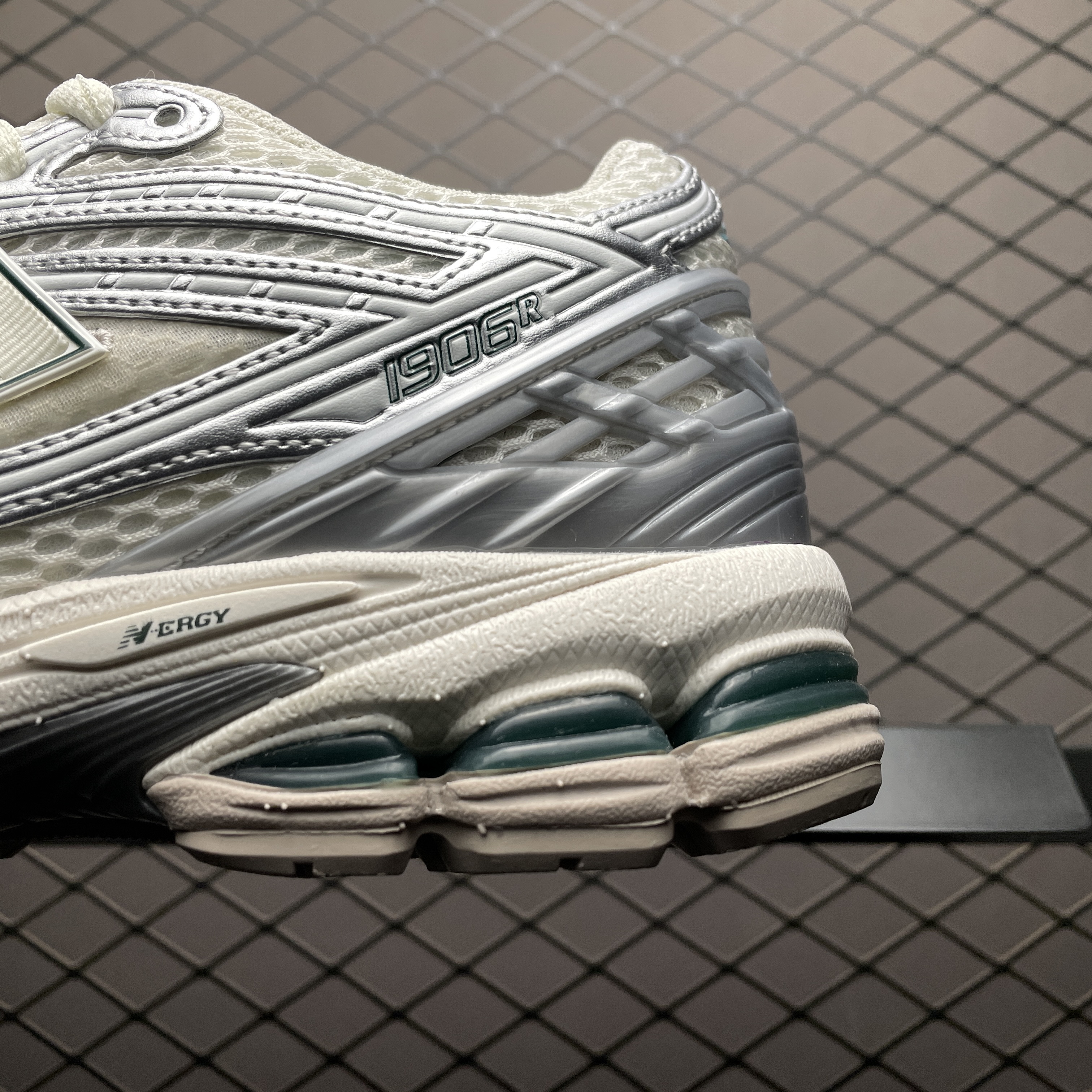 New Balance 1906R "Silver/White" (M1906REE)