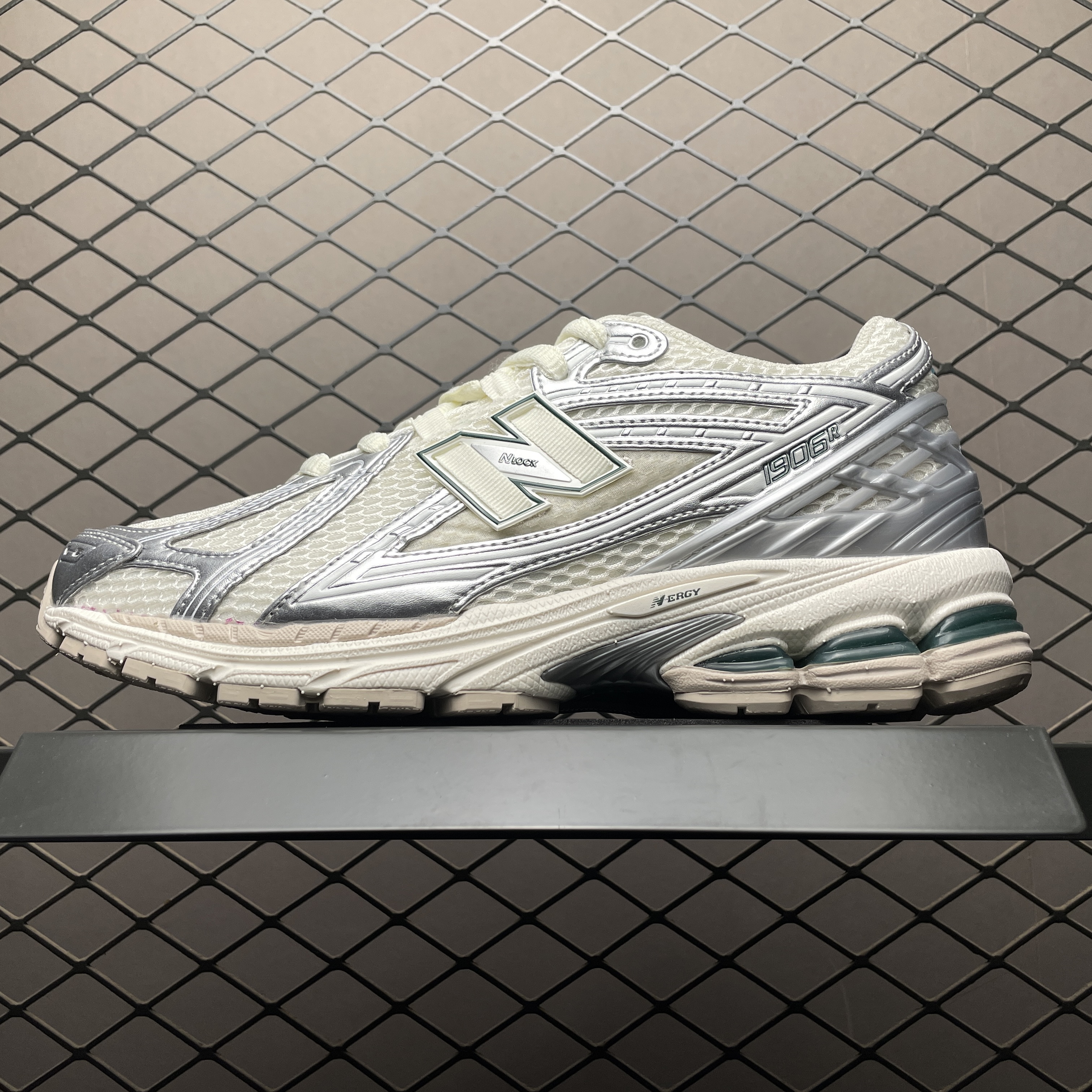 New Balance 1906R "Silver/White" (M1906REE)