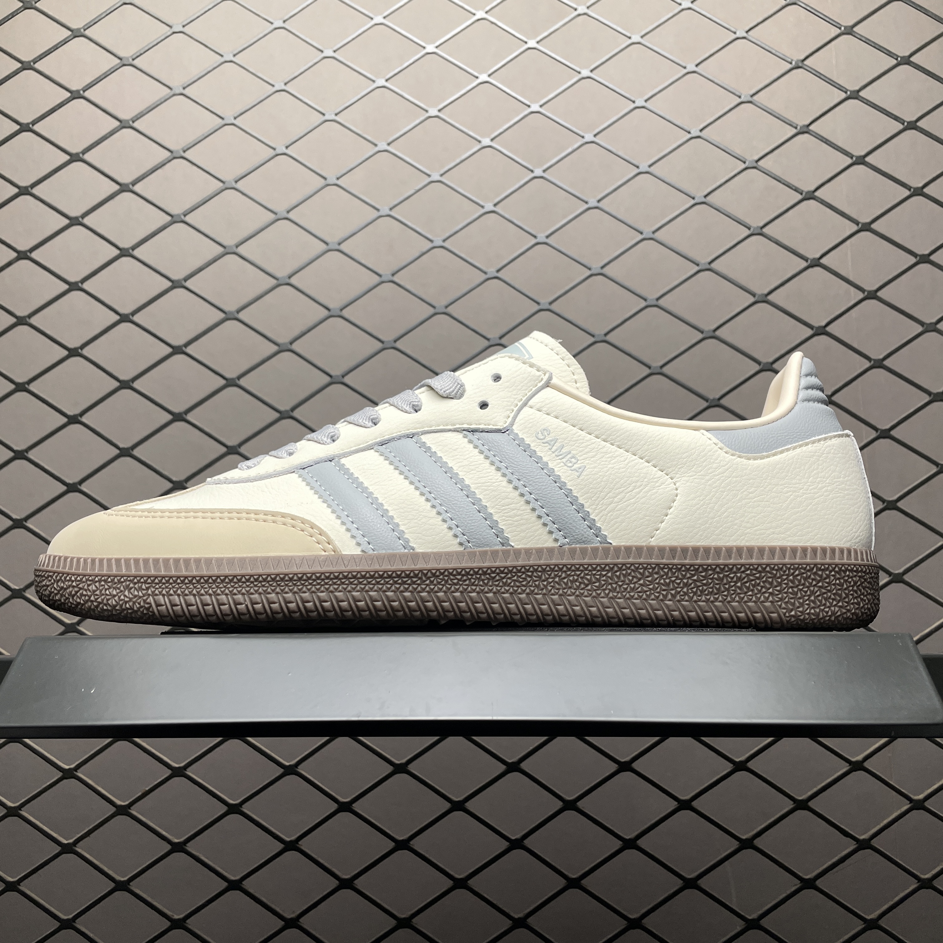 adidas Originals Women's Samba OG "Cream White/Wonder Silver/Sand Strata"（JH7299）