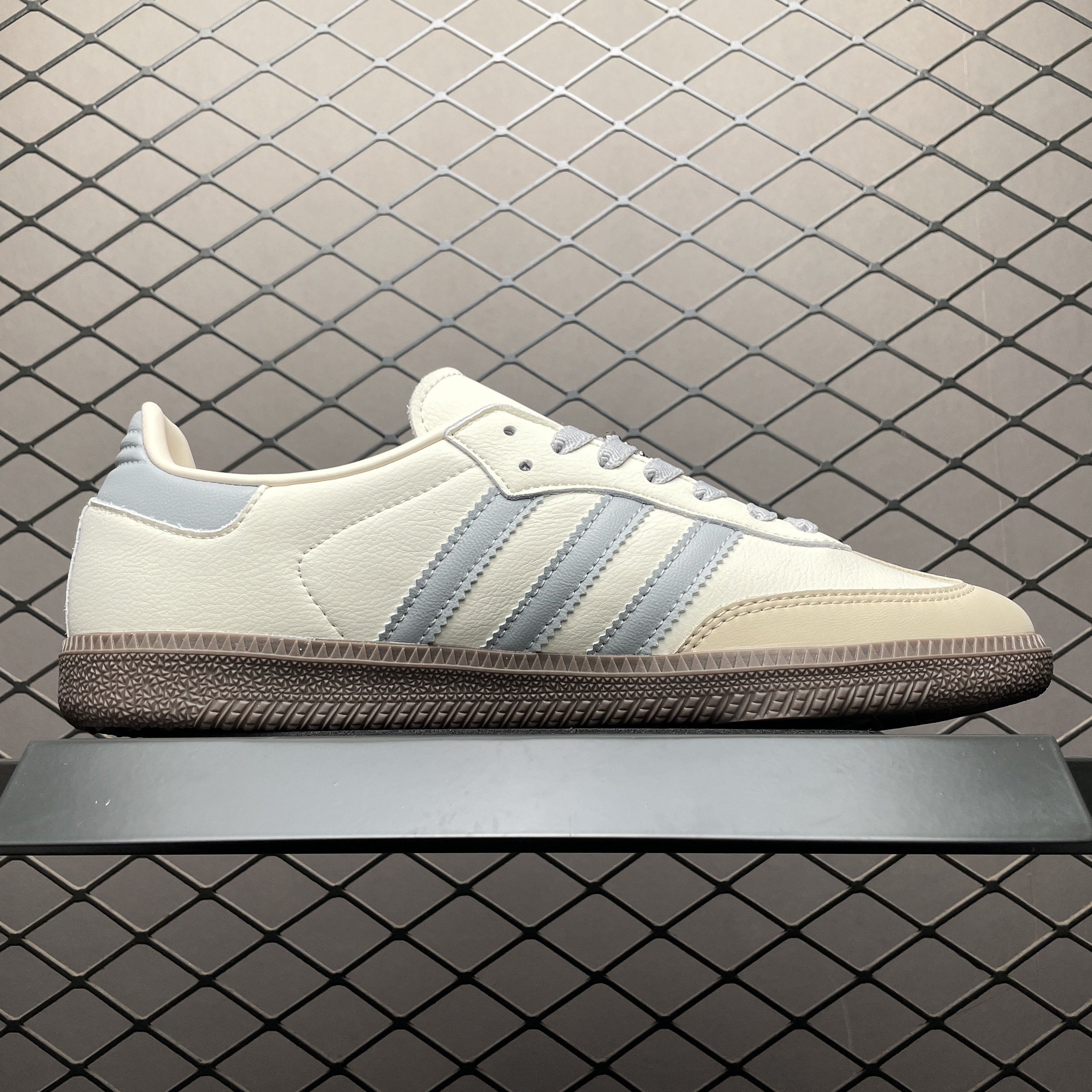 adidas Originals Women's Samba OG "Cream White/Wonder Silver/Sand Strata"（JH7299）