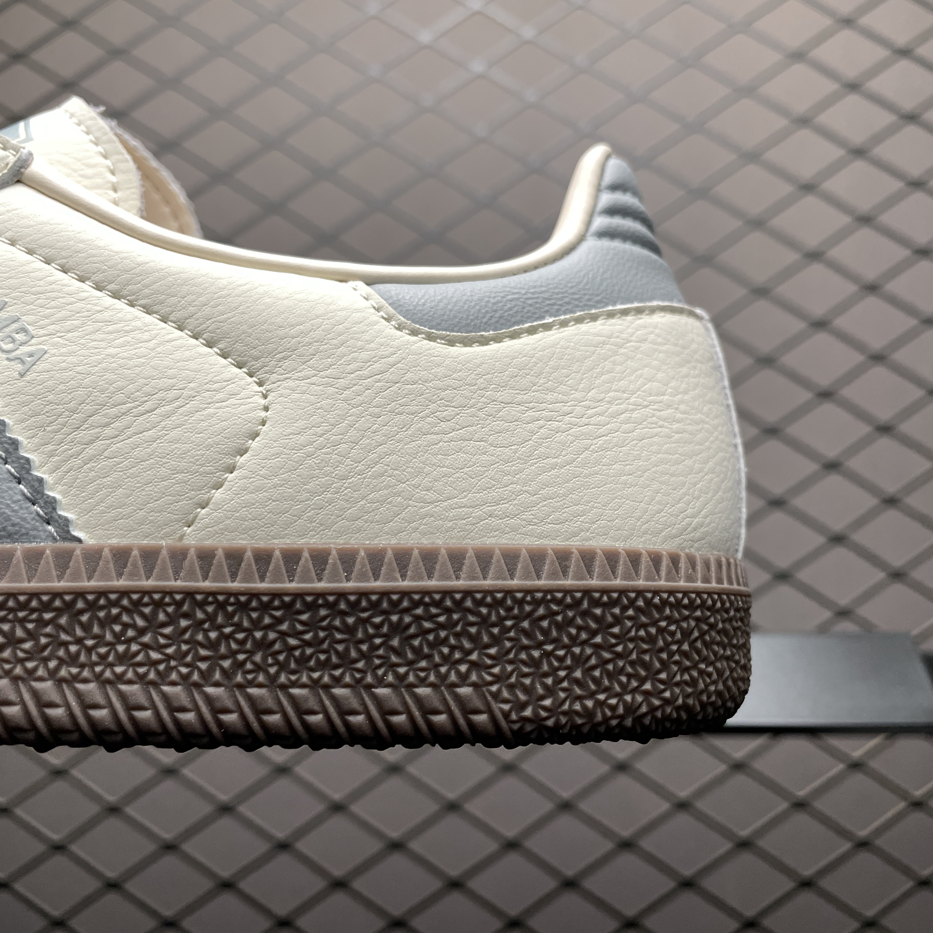 adidas Originals Women's Samba OG "Cream White/Wonder Silver/Sand Strata"（JH7299）