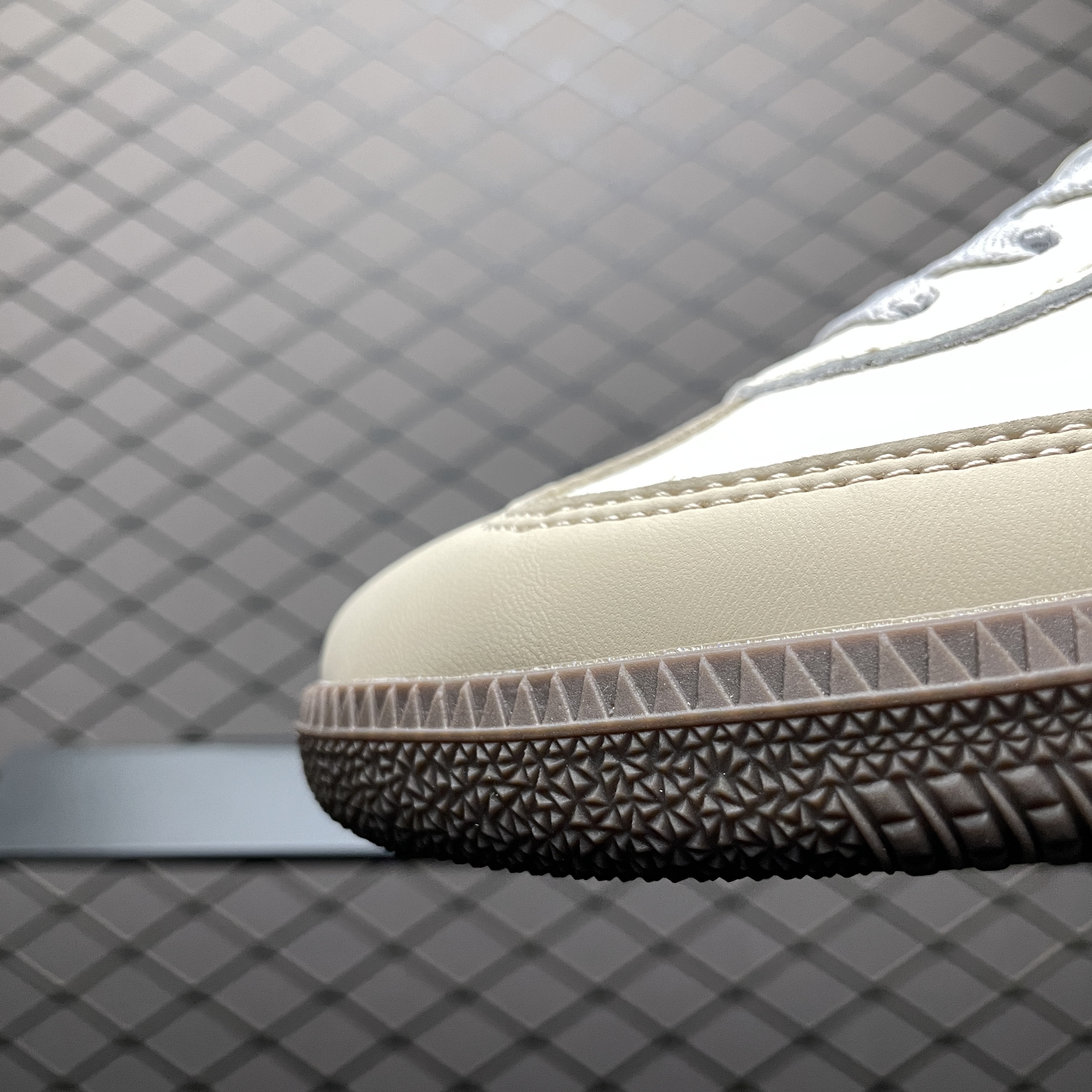 adidas Originals Women's Samba OG "Cream White/Wonder Silver/Sand Strata"（JH7299）