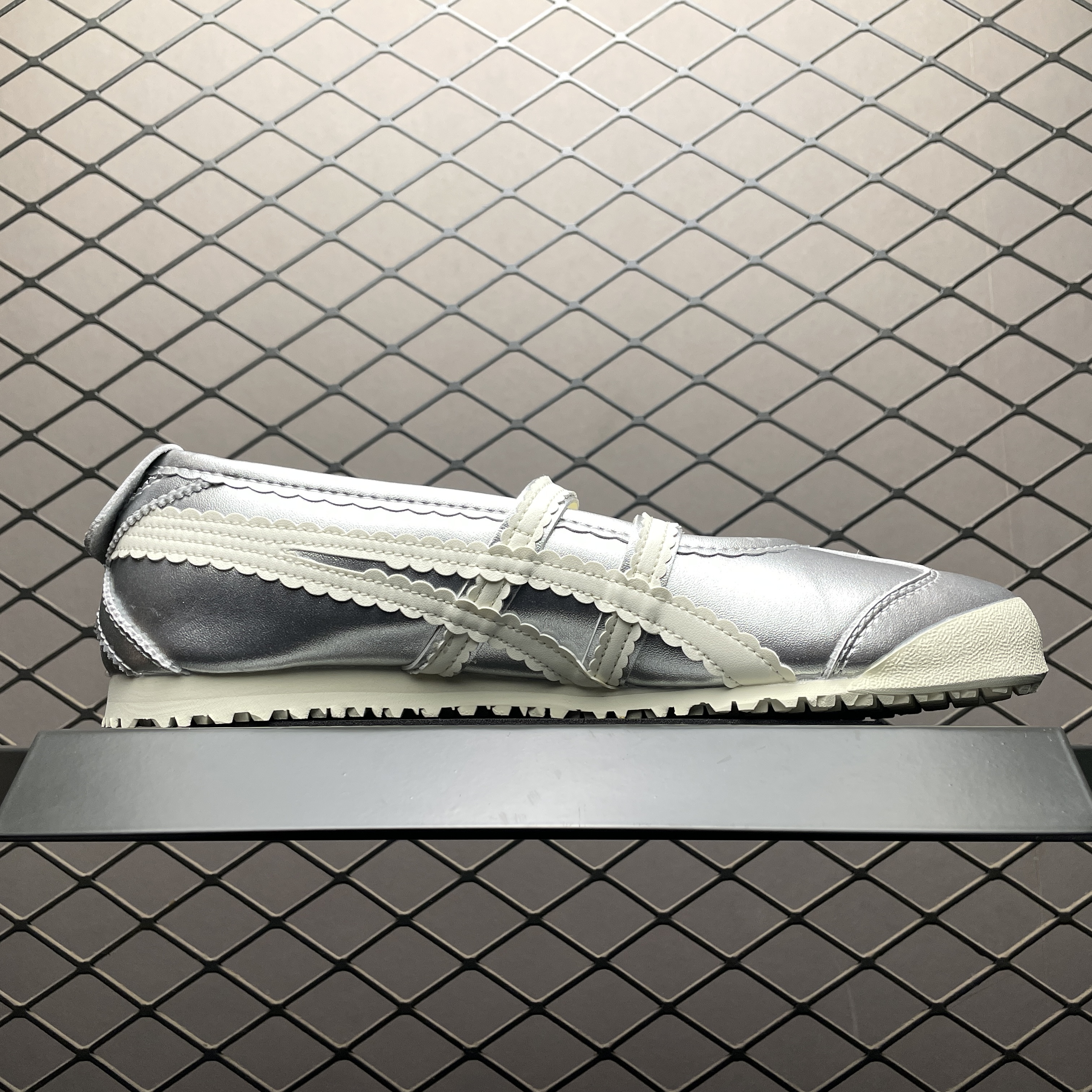 Onitsuka Tiger Women's Mexico 66 TGRS "Silver/Cream"（1182A660-020）