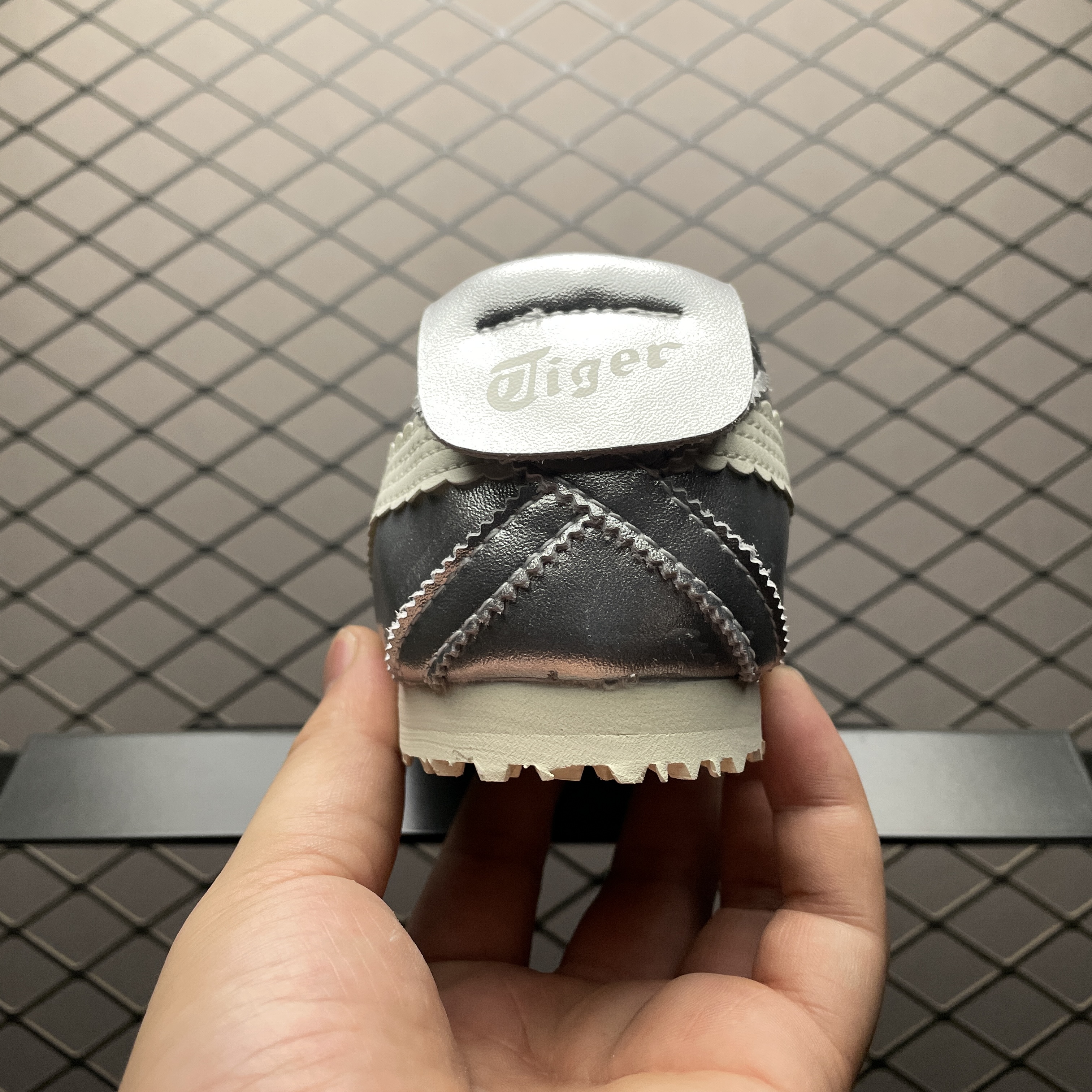 Onitsuka Tiger Women's Mexico 66 TGRS "Silver/Cream"（1182A660-020）