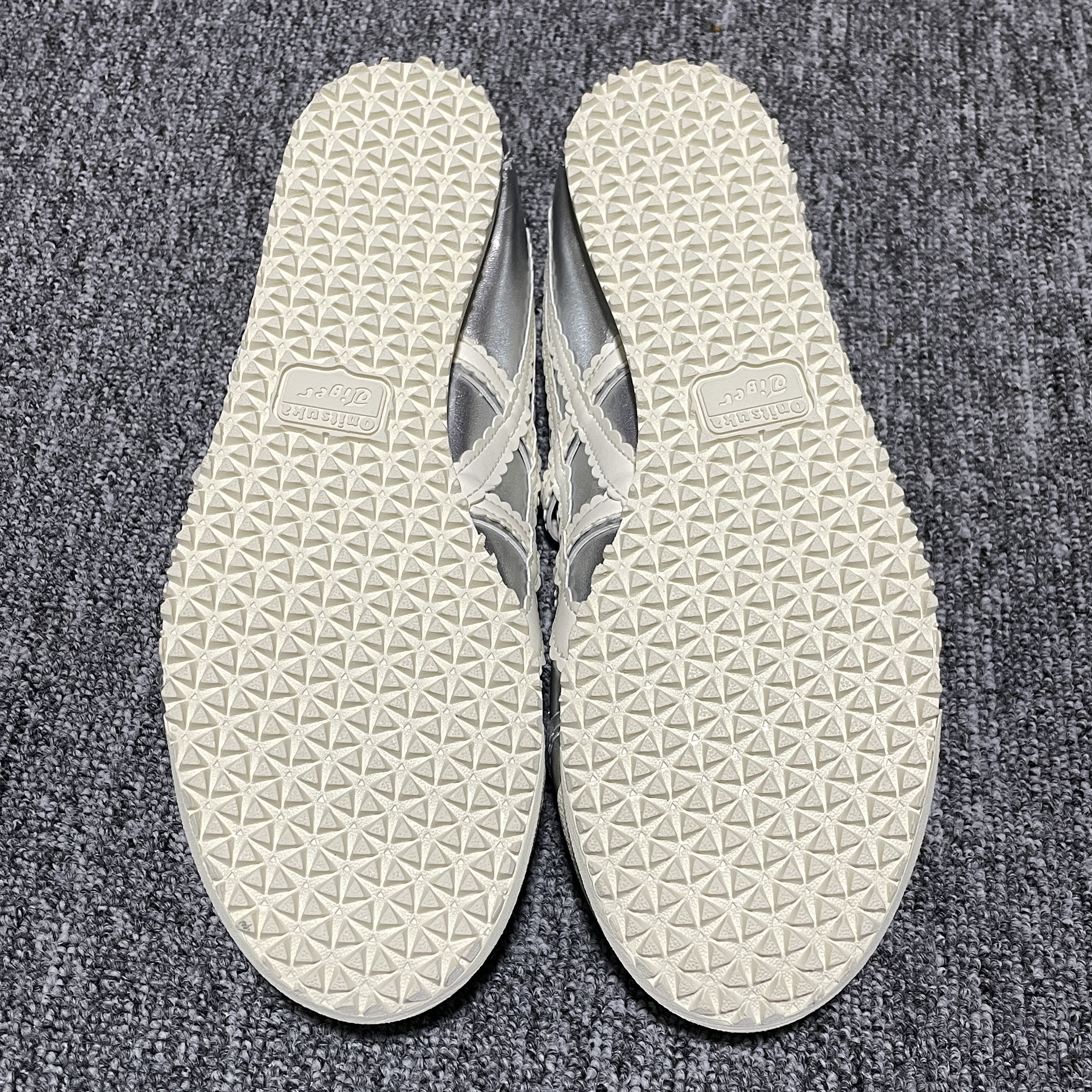 Onitsuka Tiger Women's Mexico 66 TGRS "Silver/Cream"（1182A660-020）