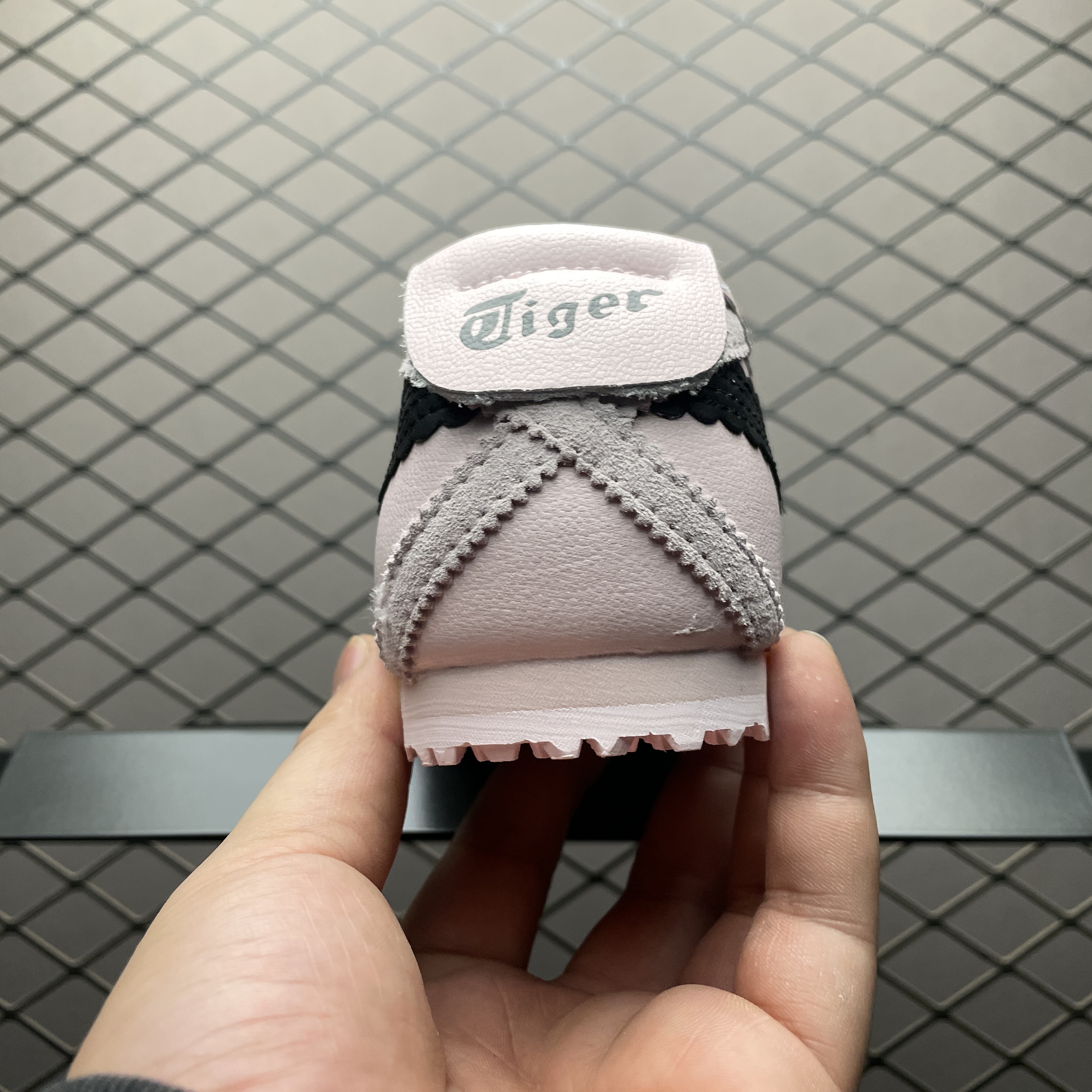 Onitsuka Tiger Women's Mexico 66 TGRS "Crystal Pink/Graphite Grey"（1182A678-700）