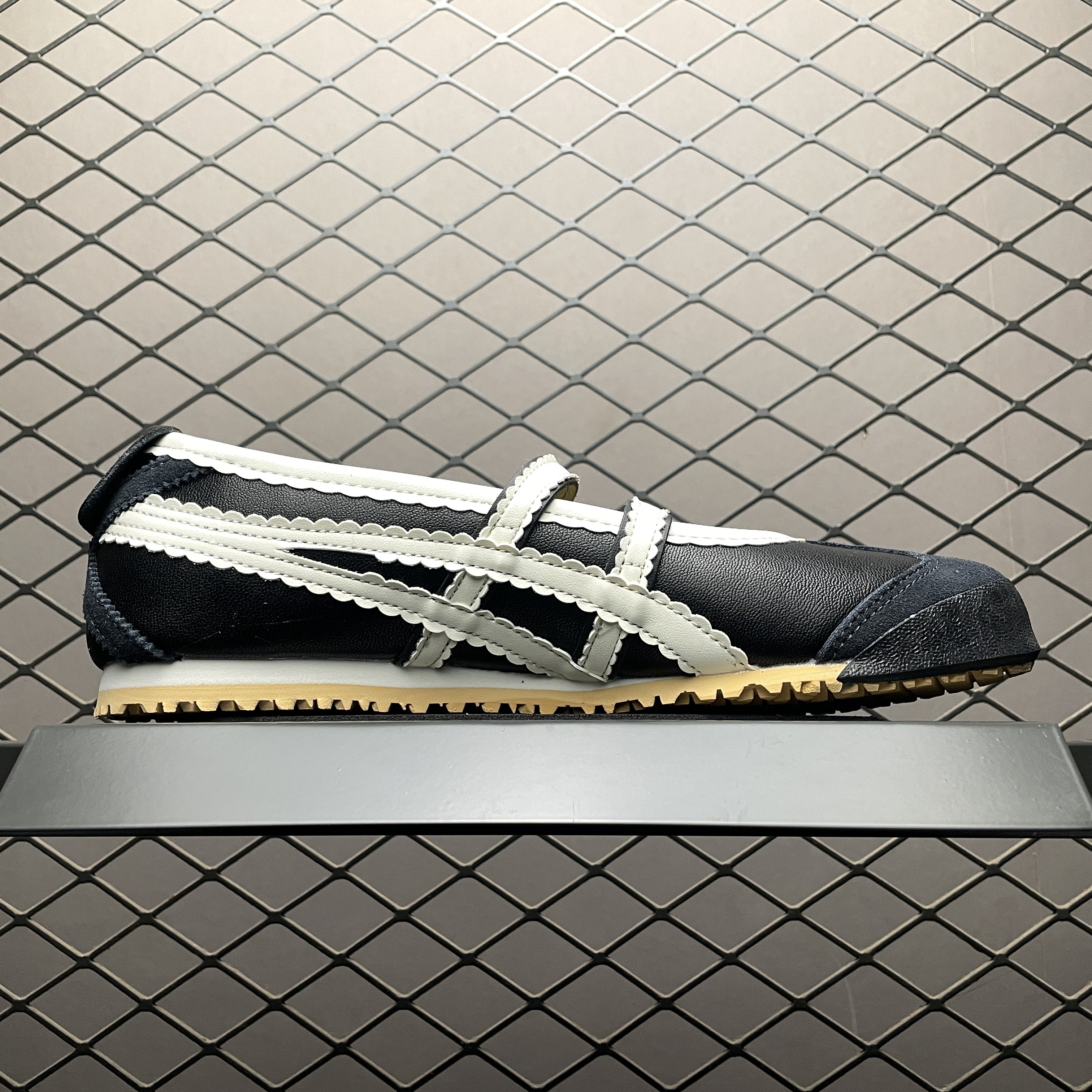 Onitsuka Tiger Women's Mexico 66 TGRS "Black/Cream"（1182A678-001）