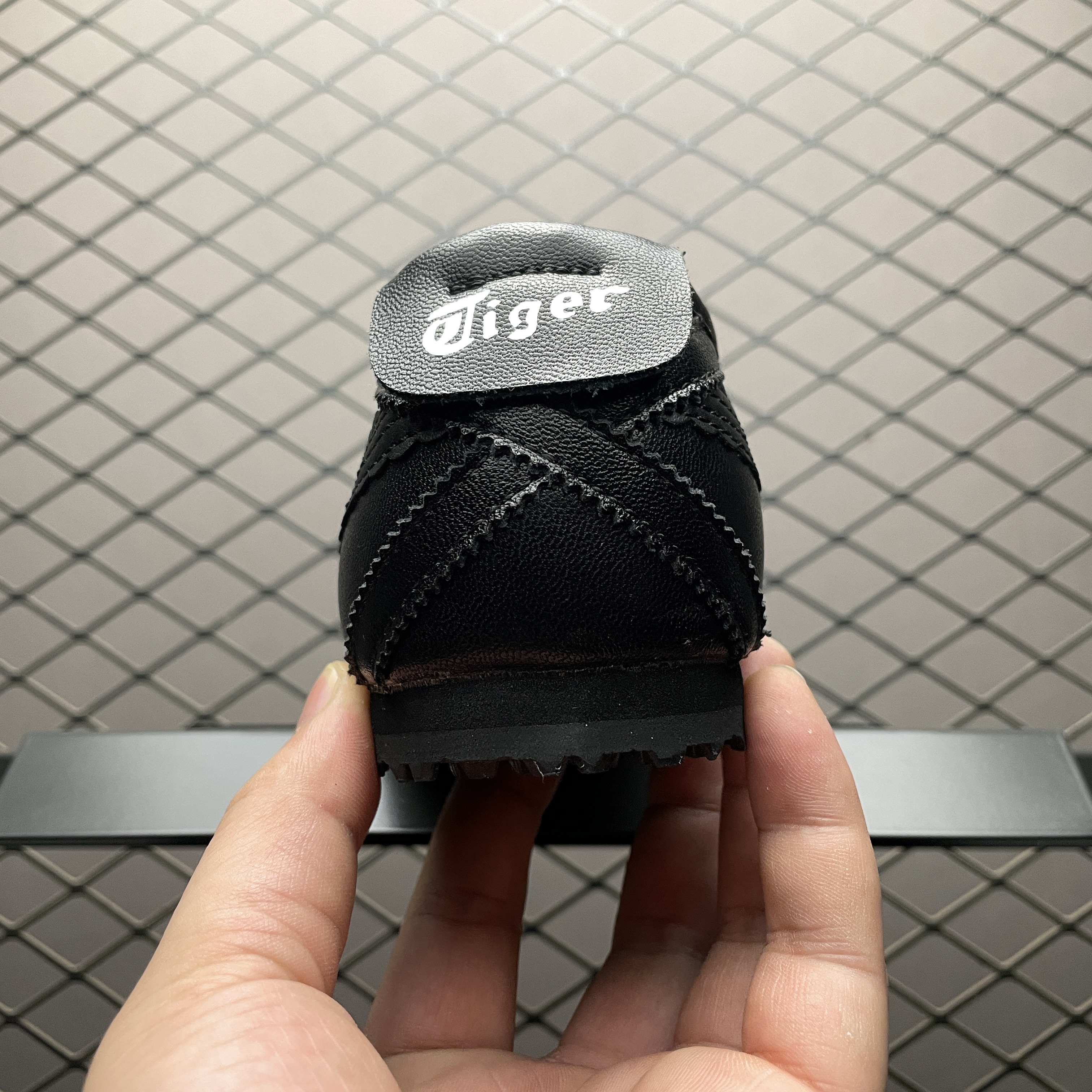 Onitsuka Tiger Women's Mexico 66 TGRS "Black/Black"（1182A660-001）