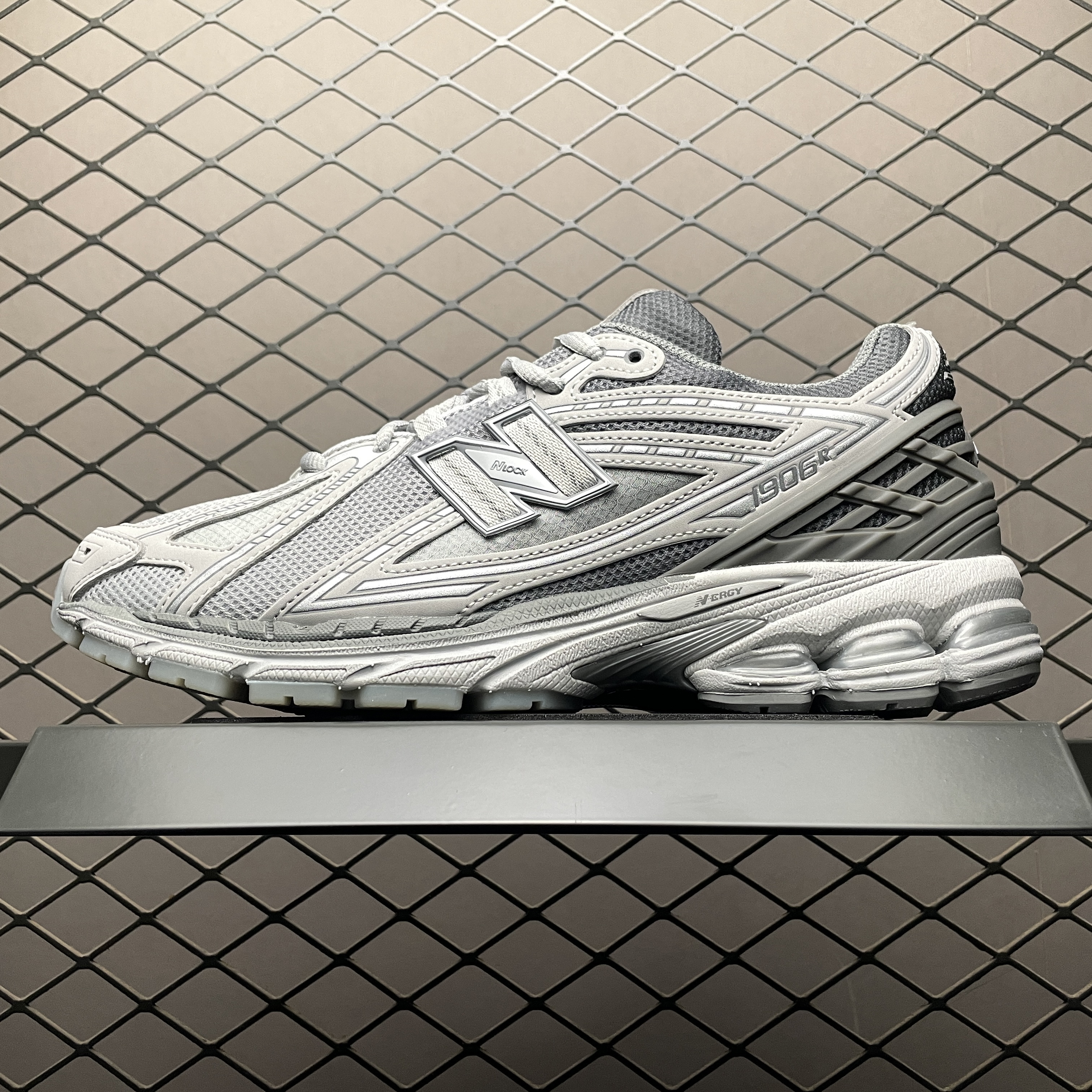 New Balance 1906R "Lunar New Year/Gray" (M1906RNY）