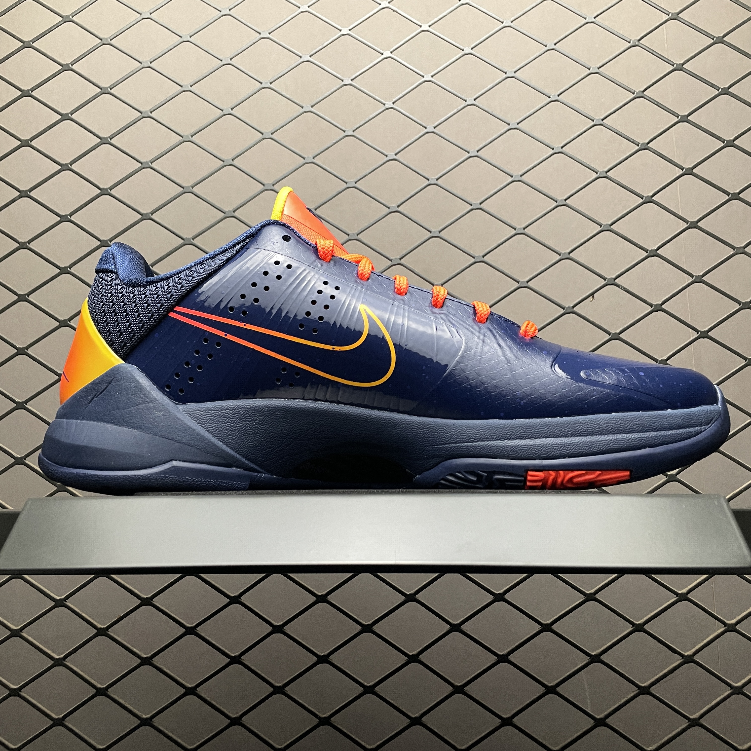 Caitlin Clark × Nike Kobe 5 Protro "Indiana Fever"（IM3207-400）