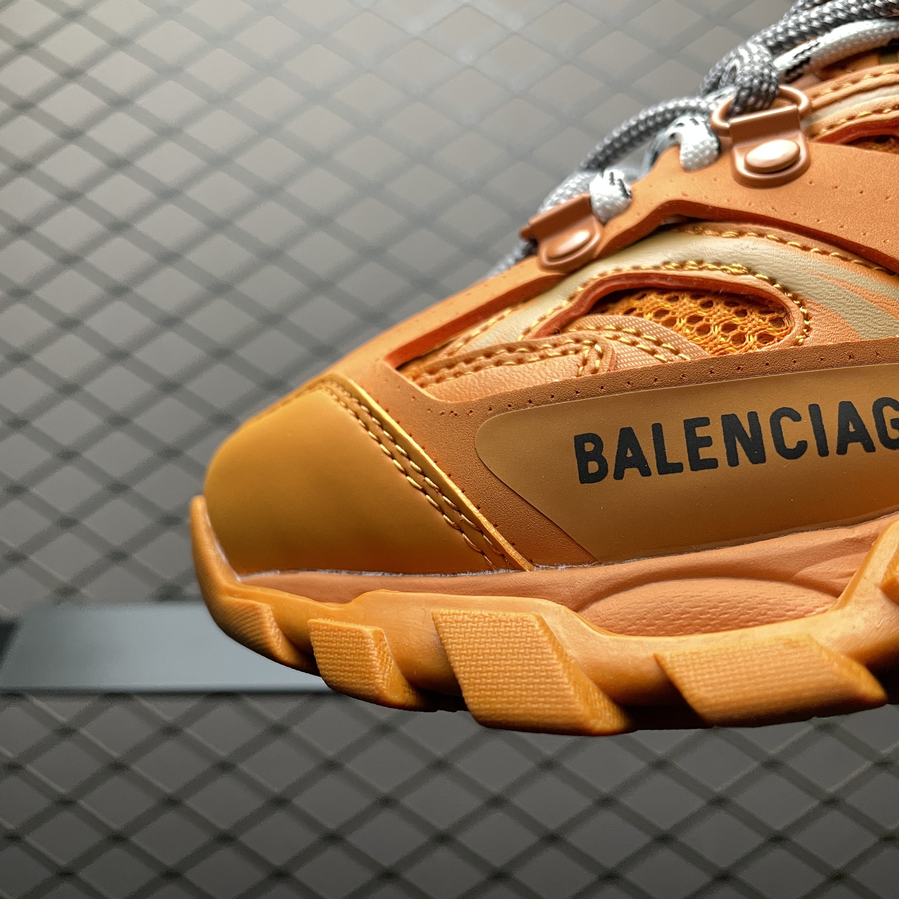 BALENCIAGA Track.2 Sneaker（700875W3RF13210）
