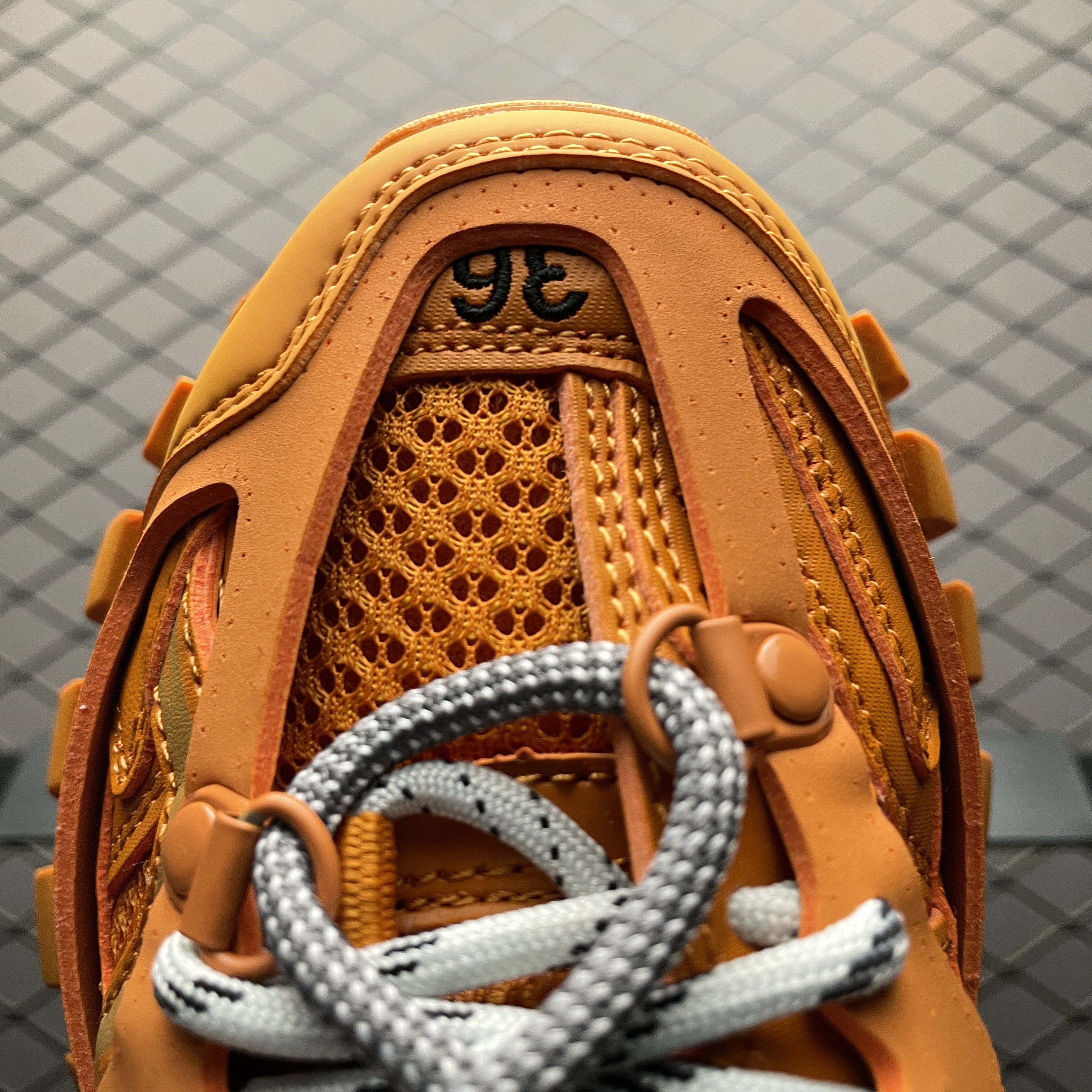 BALENCIAGA Track.2 Sneaker（700875W3RF13210）