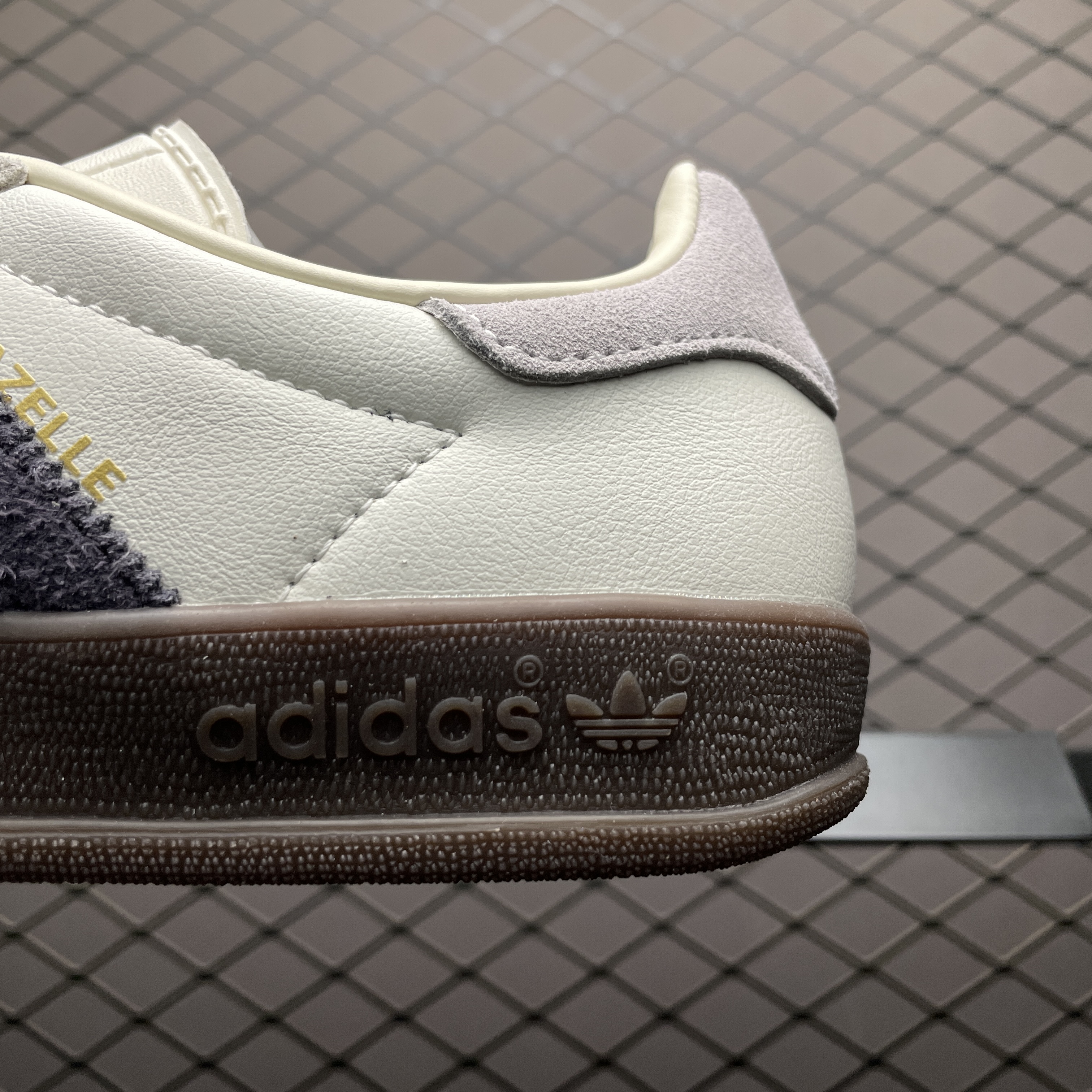 emmi Exclusive adidas Originals Gazelle Indoor "Off White/Aurora Black/Gum"（IH8548）