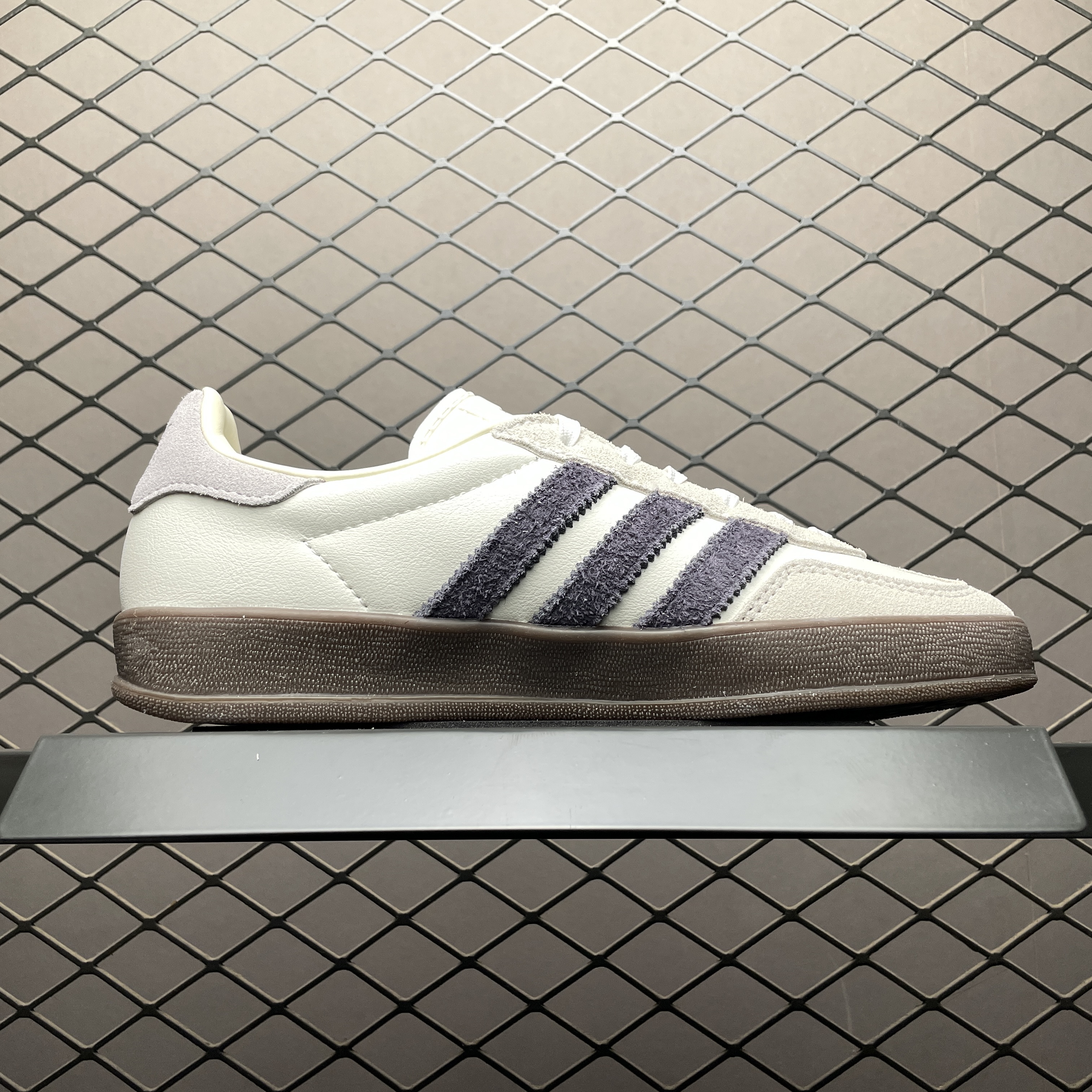 emmi Exclusive adidas Originals Gazelle Indoor "Off White/Aurora Black/Gum"（IH8548）