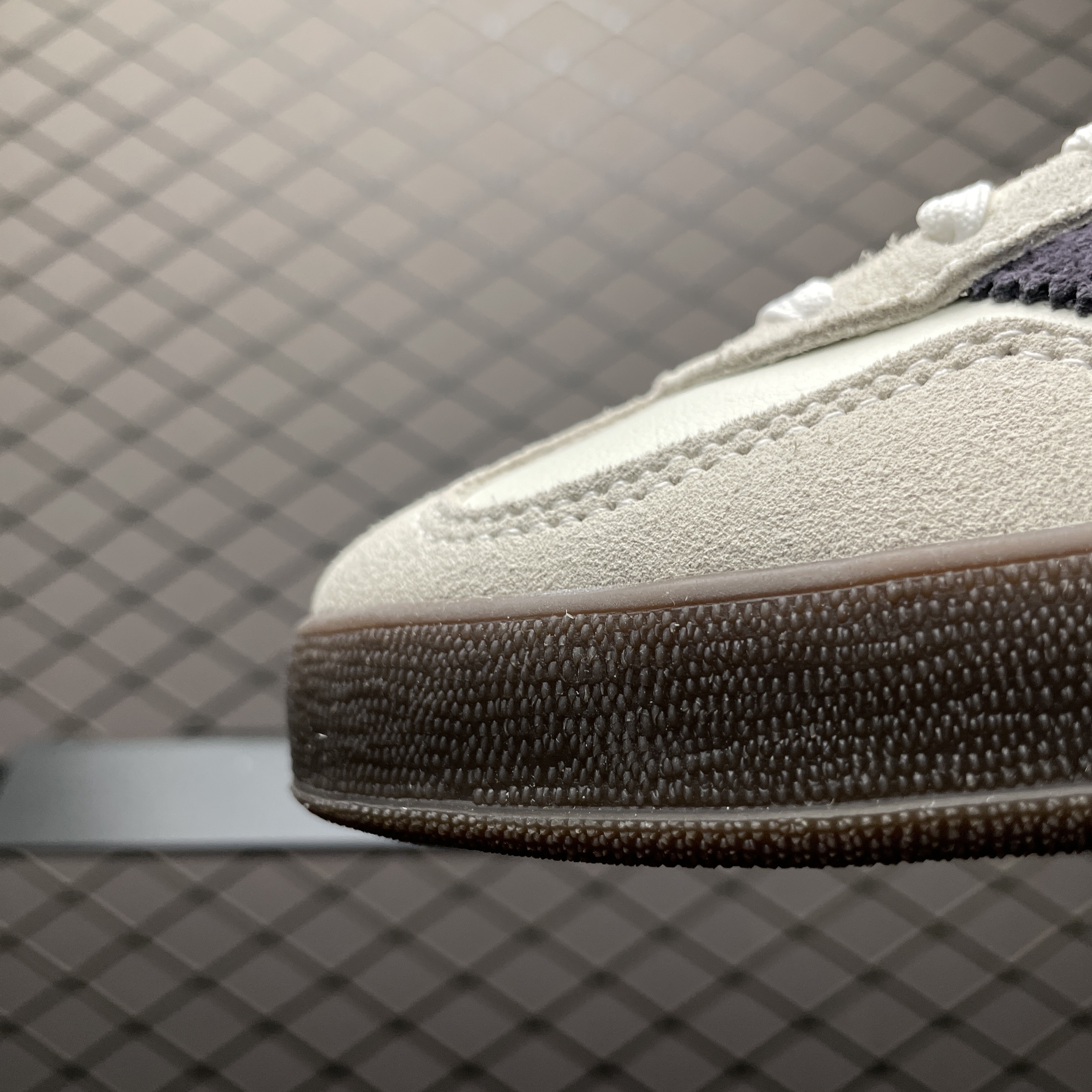 emmi Exclusive adidas Originals Gazelle Indoor "Off White/Aurora Black/Gum"（IH8548）