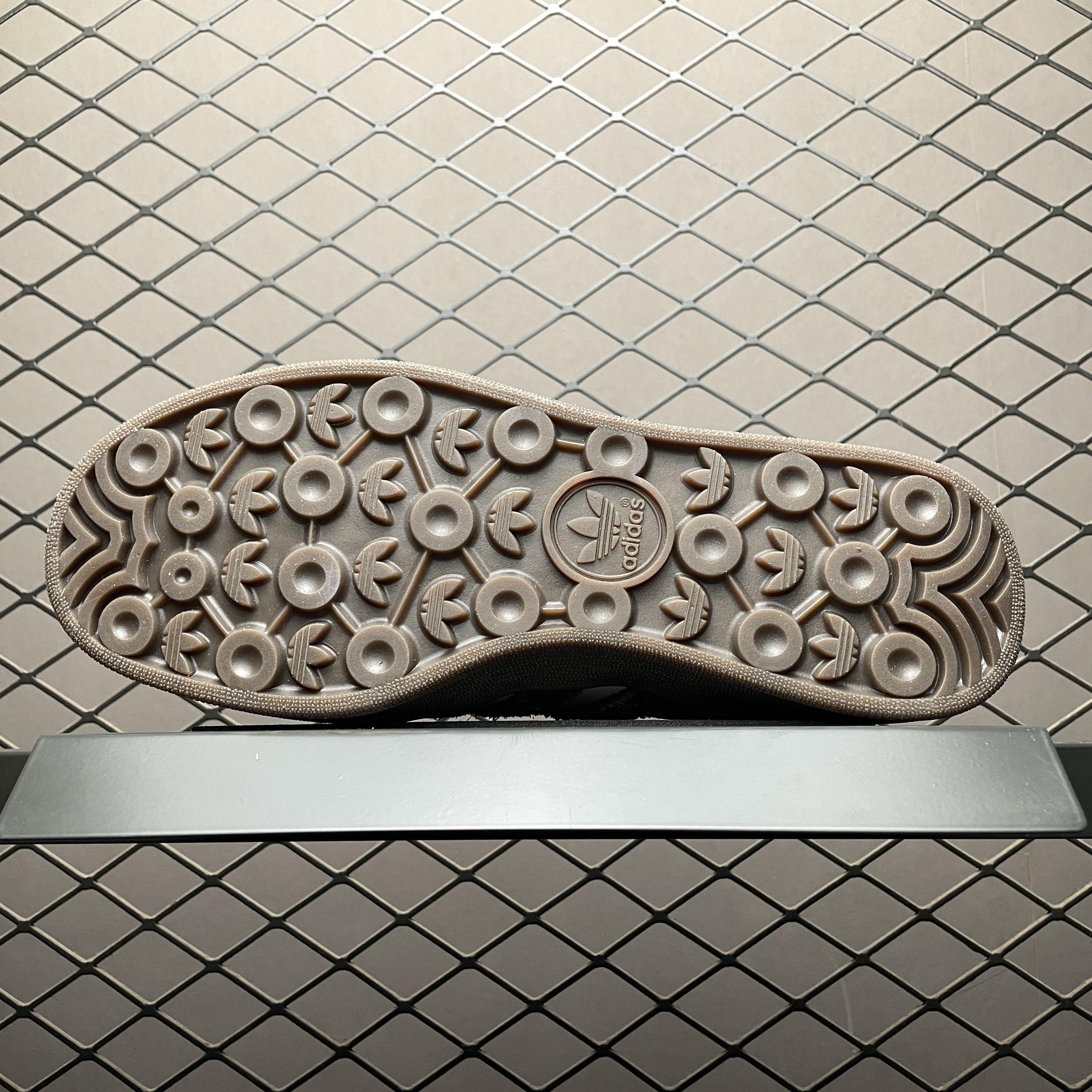 emmi Exclusive adidas Originals Gazelle Indoor "Off White/Aurora Black/Gum"（IH8548）