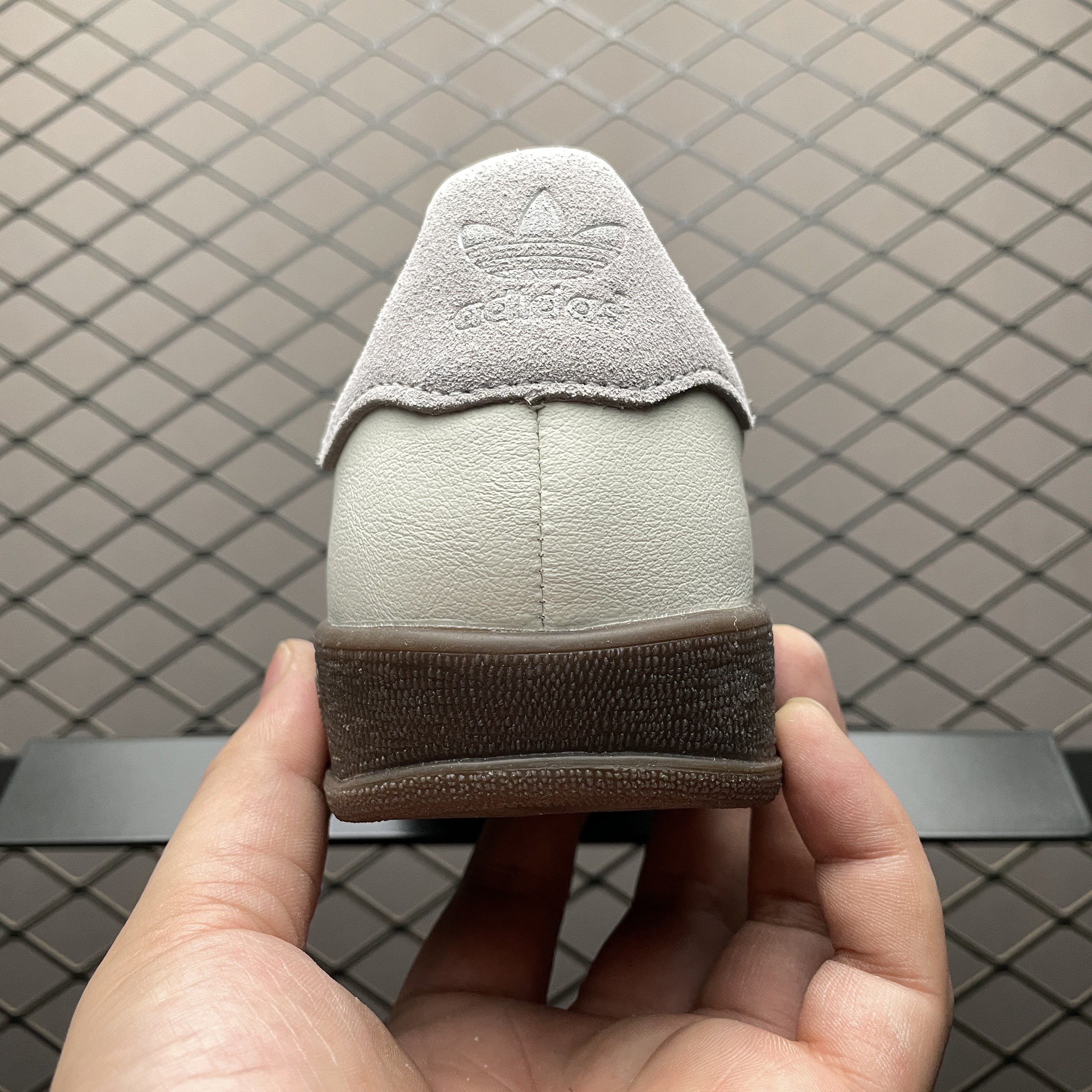 emmi Exclusive adidas Originals Gazelle Indoor "Off White/Aurora Black/Gum"（IH8548）