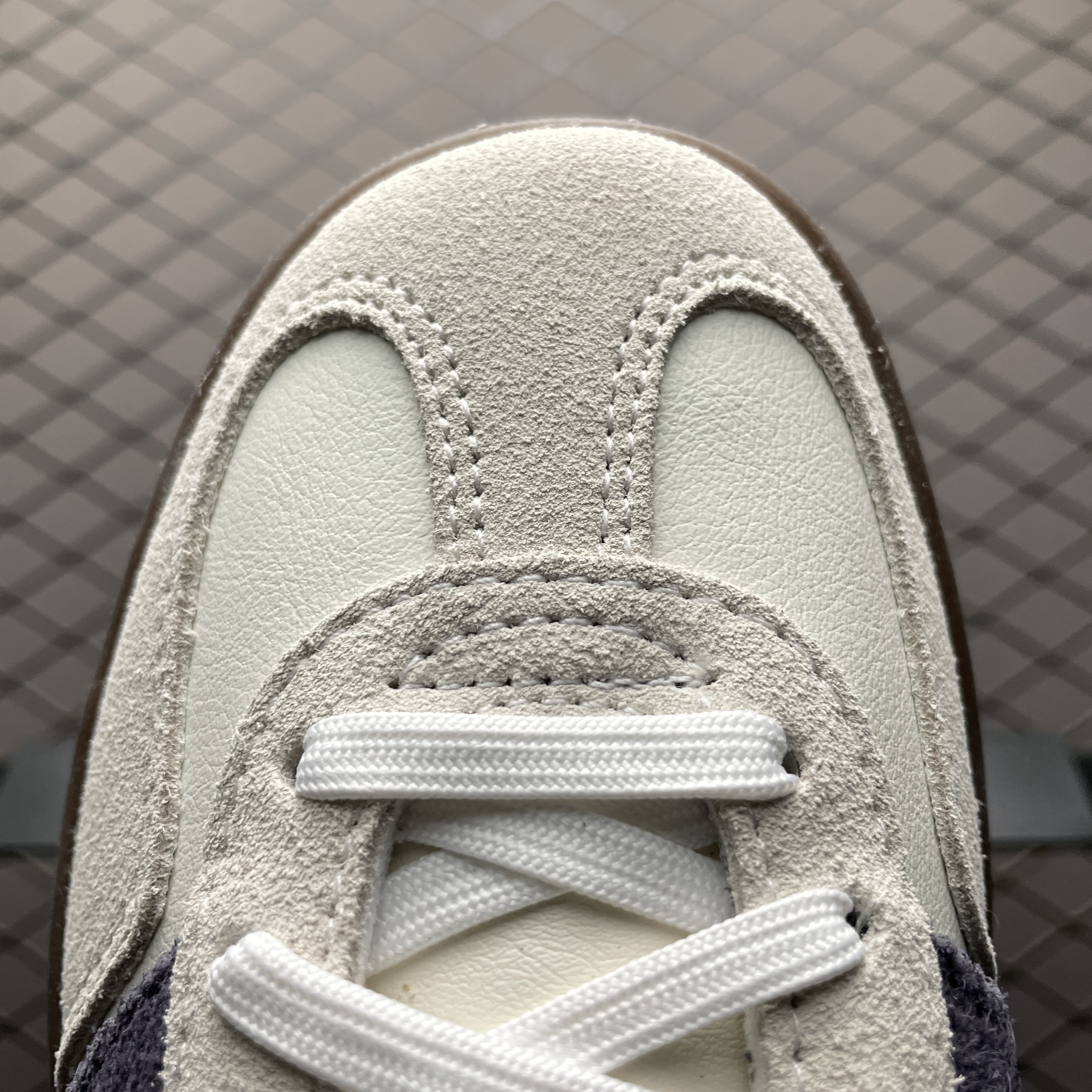 emmi Exclusive adidas Originals Gazelle Indoor "Off White/Aurora Black/Gum"（IH8548）