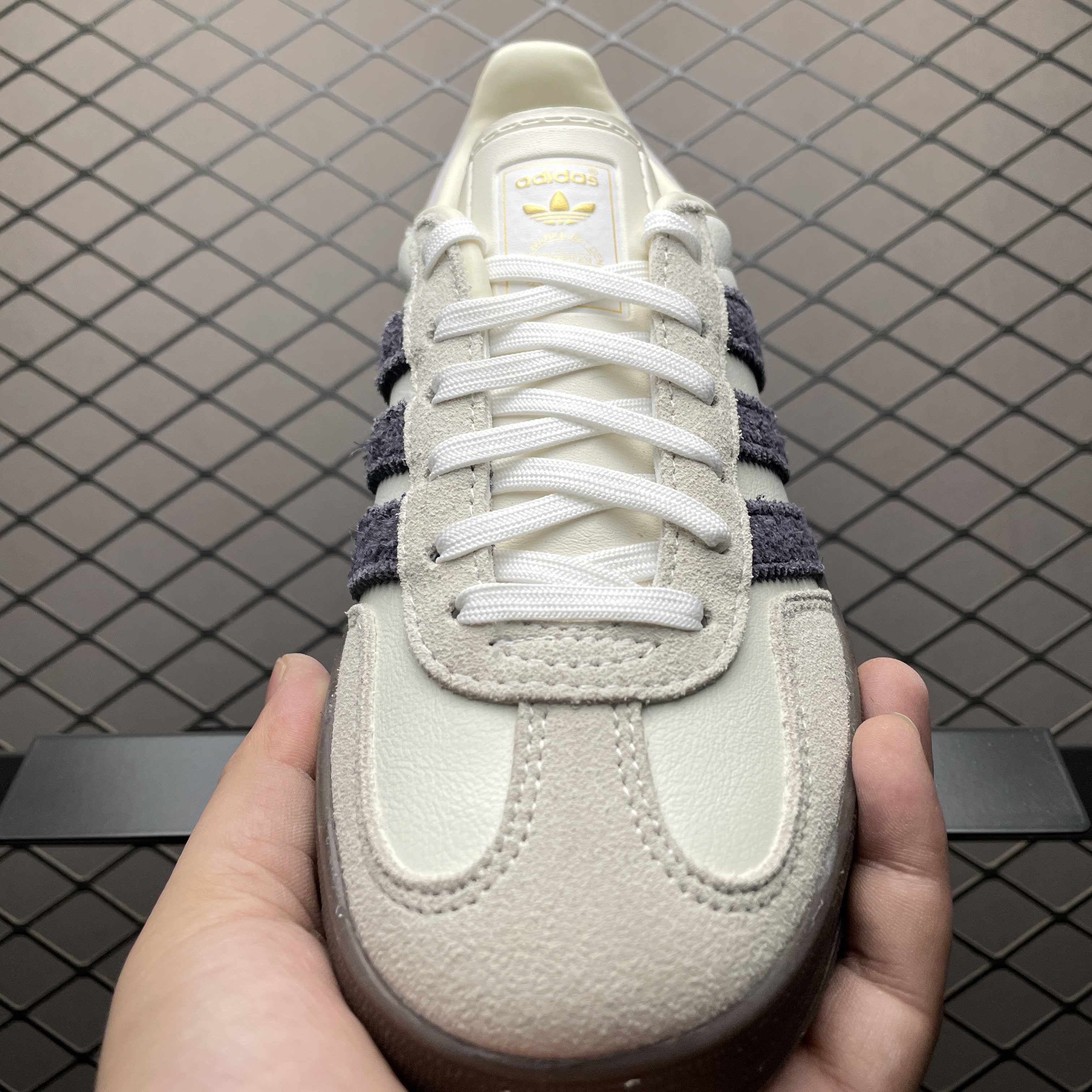 emmi Exclusive adidas Originals Gazelle Indoor "Off White/Aurora Black/Gum"（IH8548）