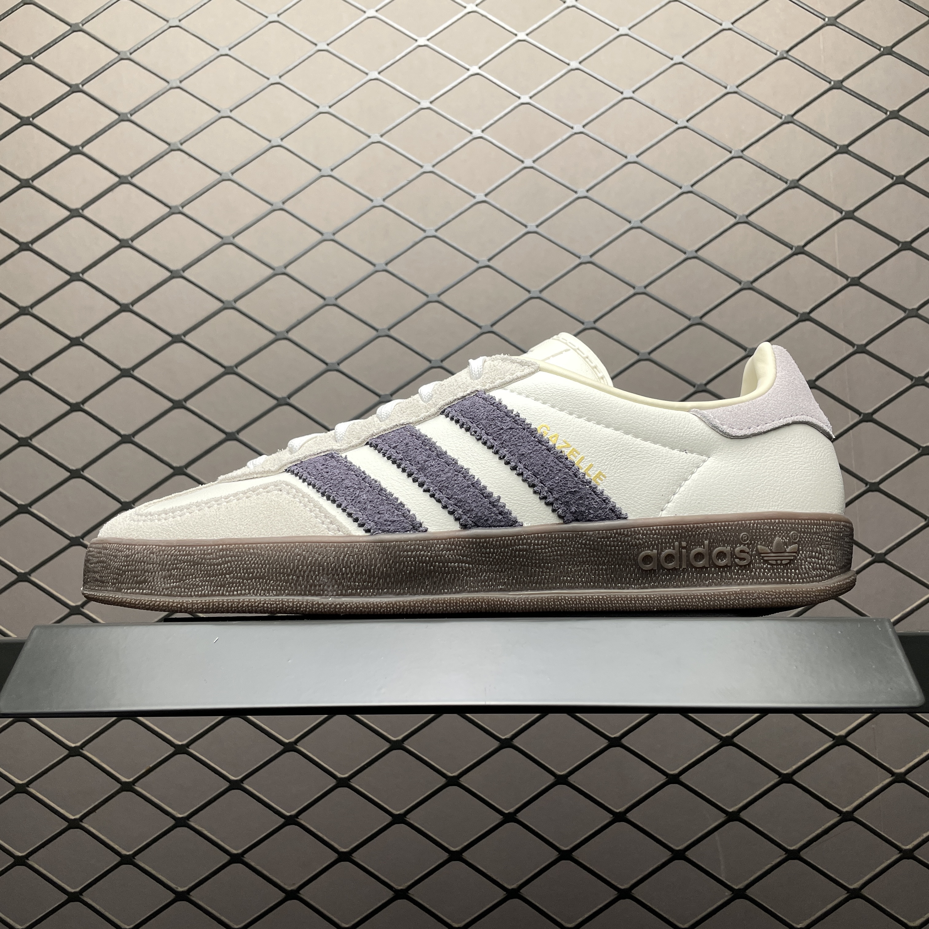 emmi Exclusive adidas Originals Gazelle Indoor "Off White/Aurora Black/Gum"（IH8548）