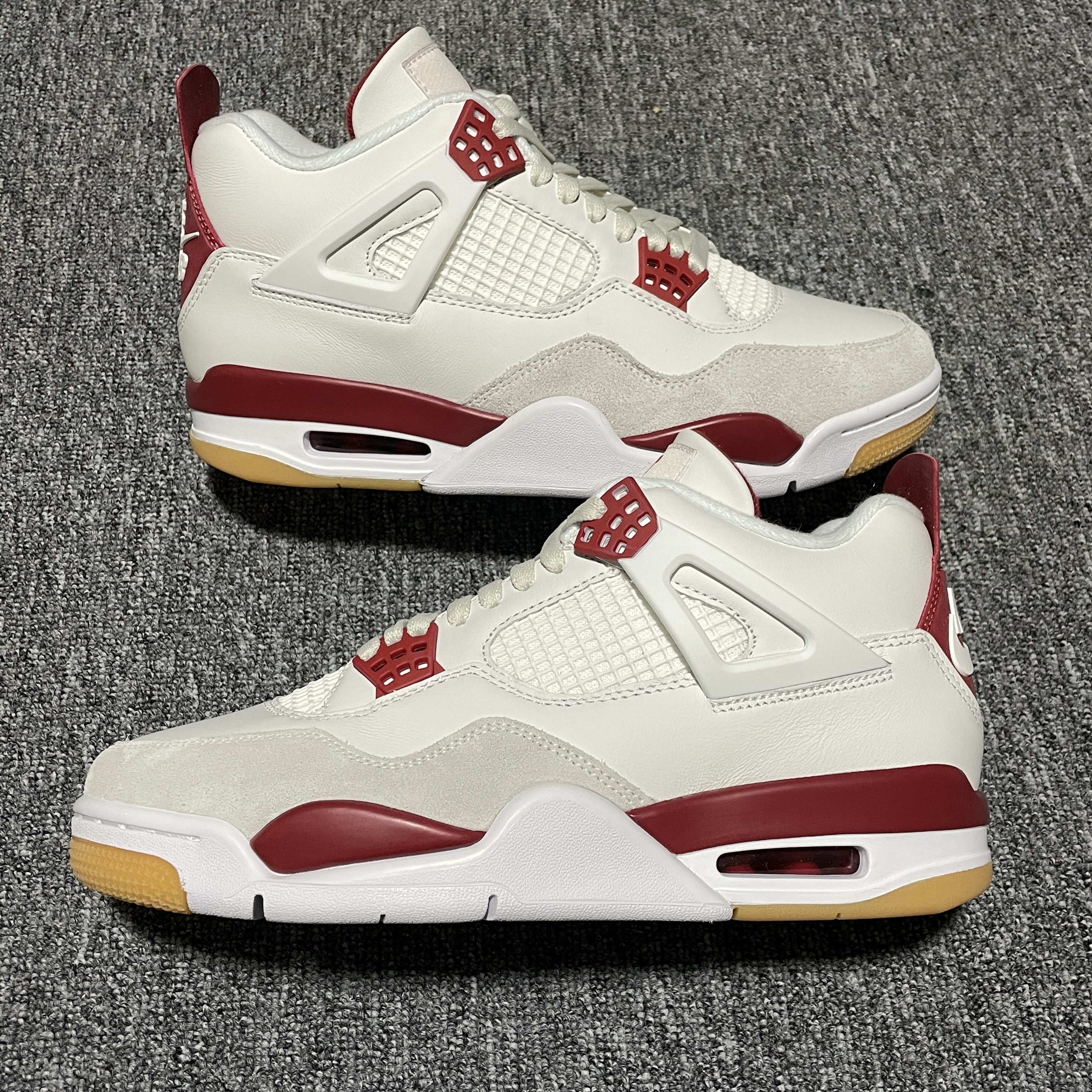 Nike SB × Air Jordan 4 "Varsity Red" (DR5415-106)