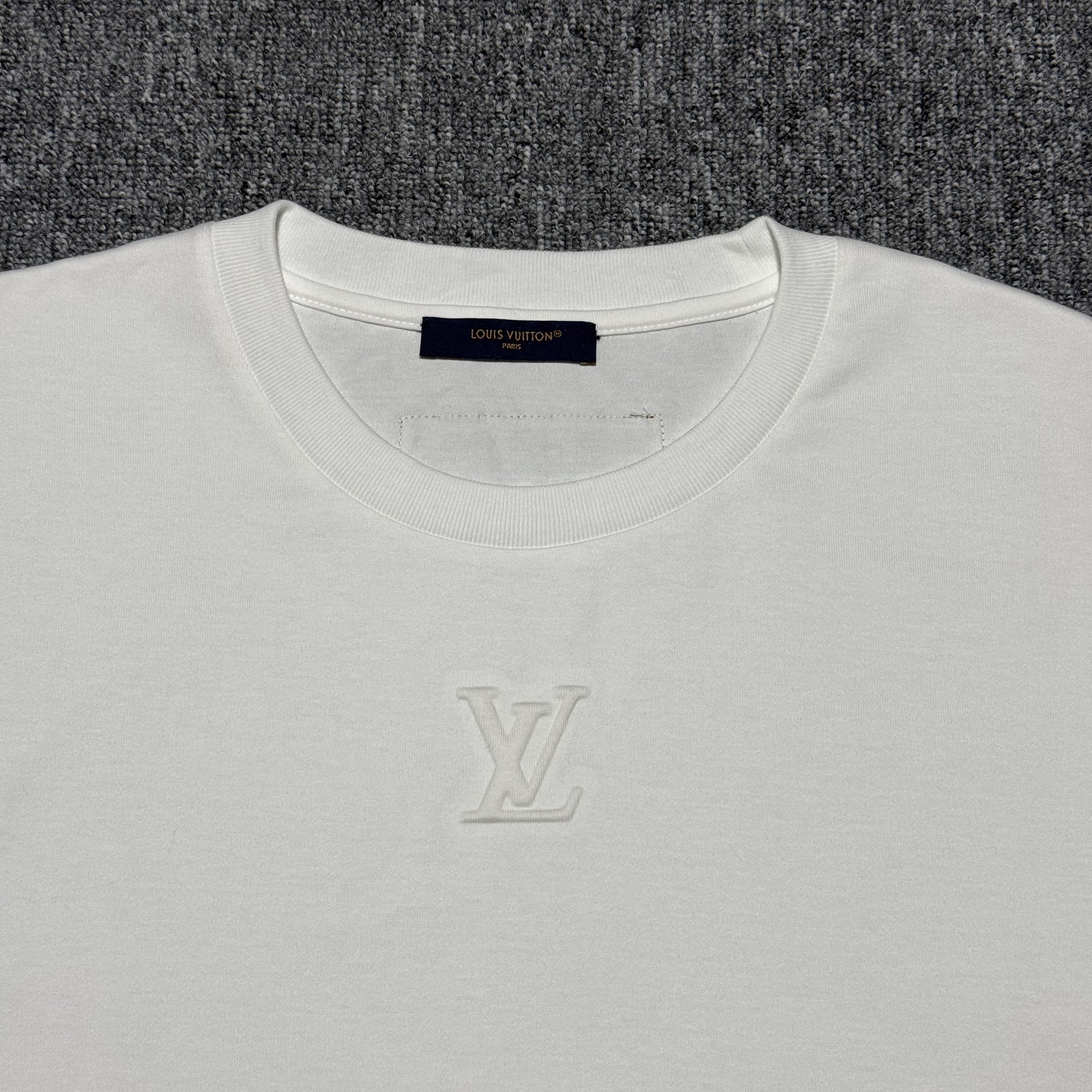 Louis Vuitton Embossed LV T-shirt（1AA5E0)