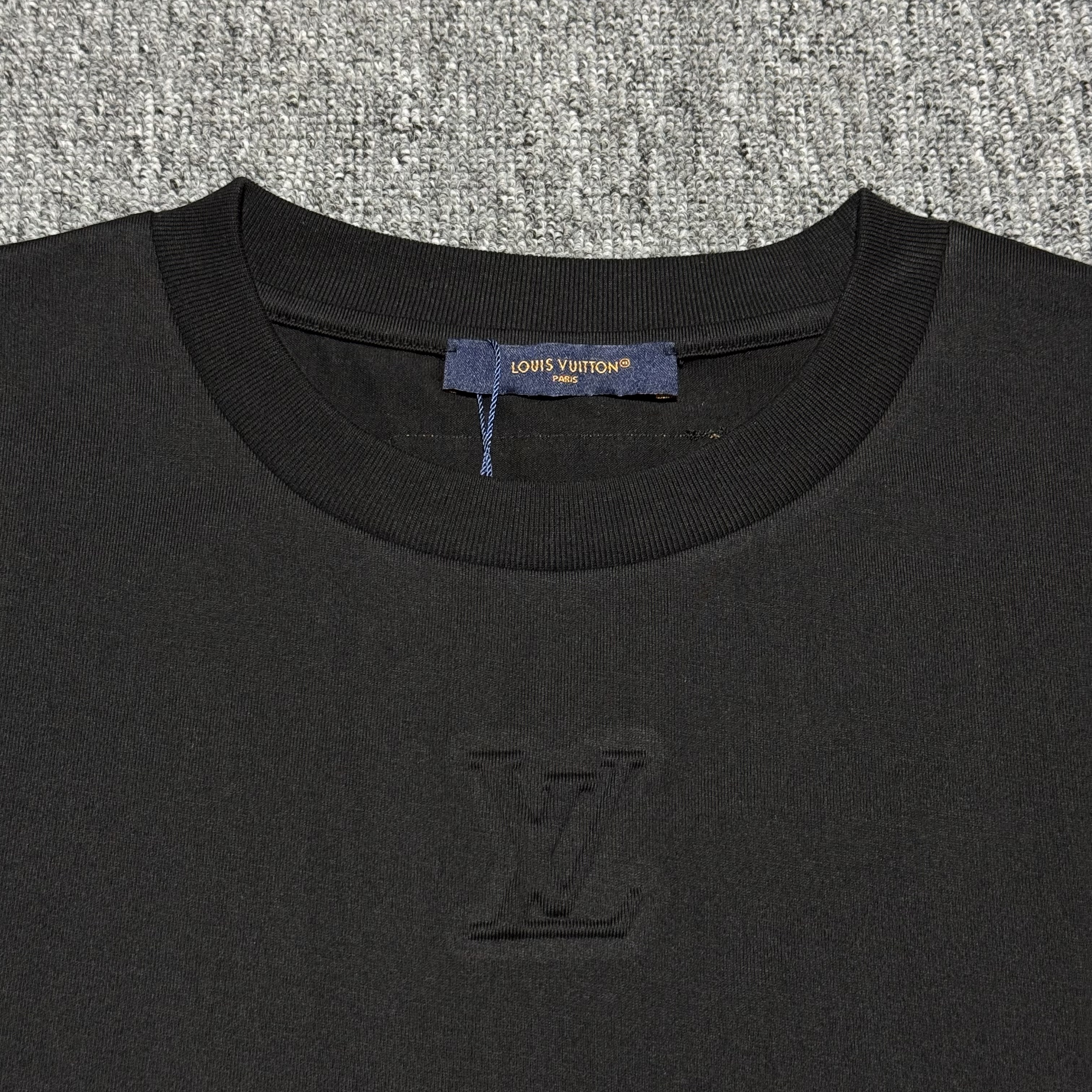 Louis Vuitton Embossed LV T-shirt（1AA5E0)
