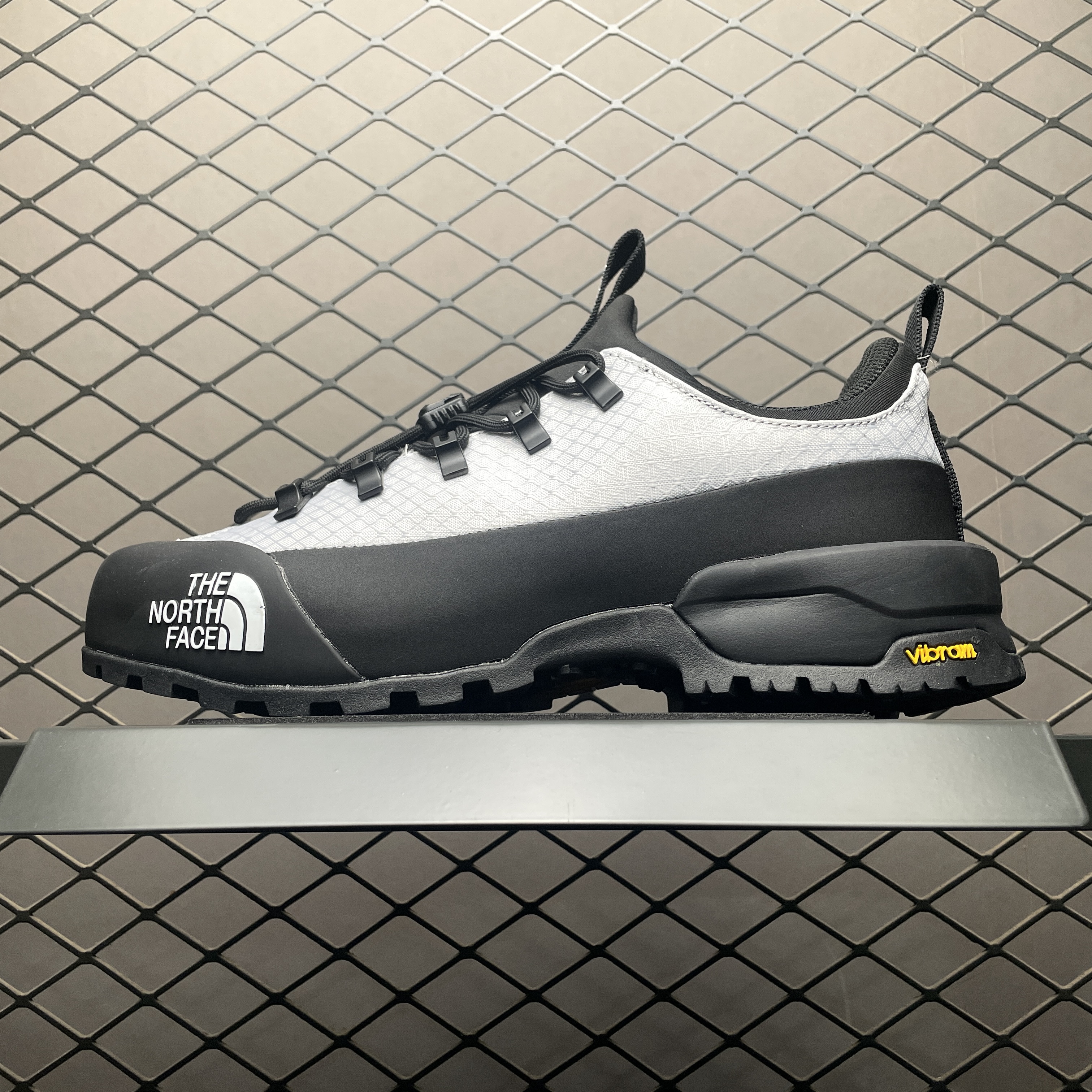 The North Face Glenclyffe Low White Dune / Anthracite (NF0A817B-CO0)