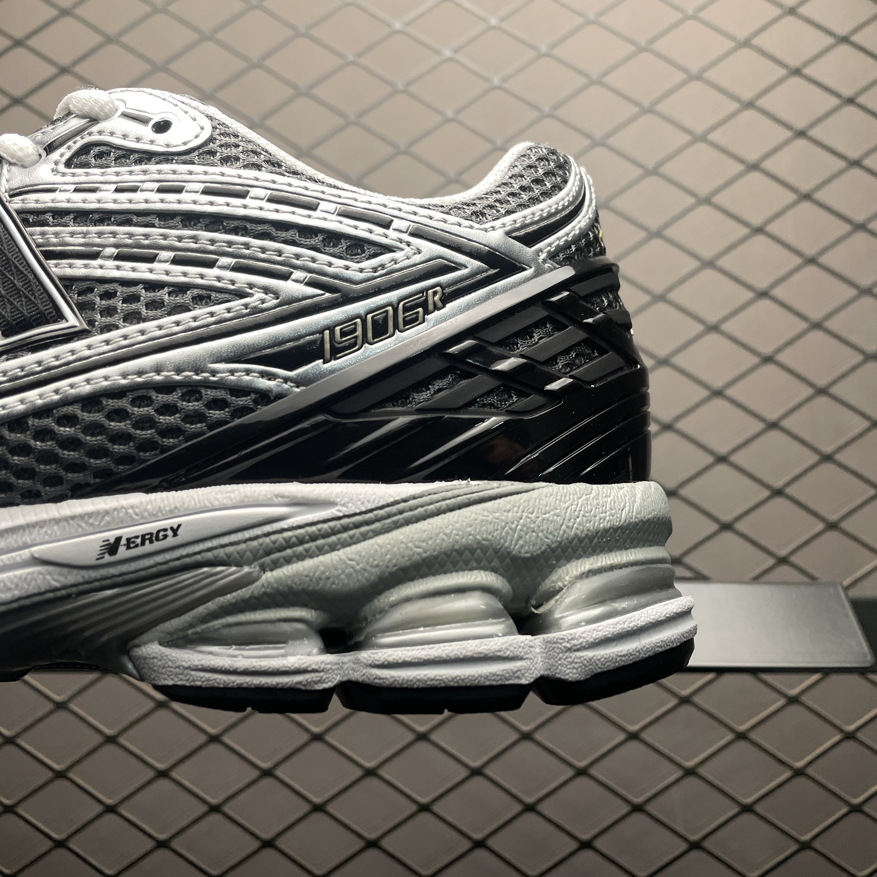 New Balance 1906R "Silver Metallic/Black/White" (U1906RCG）