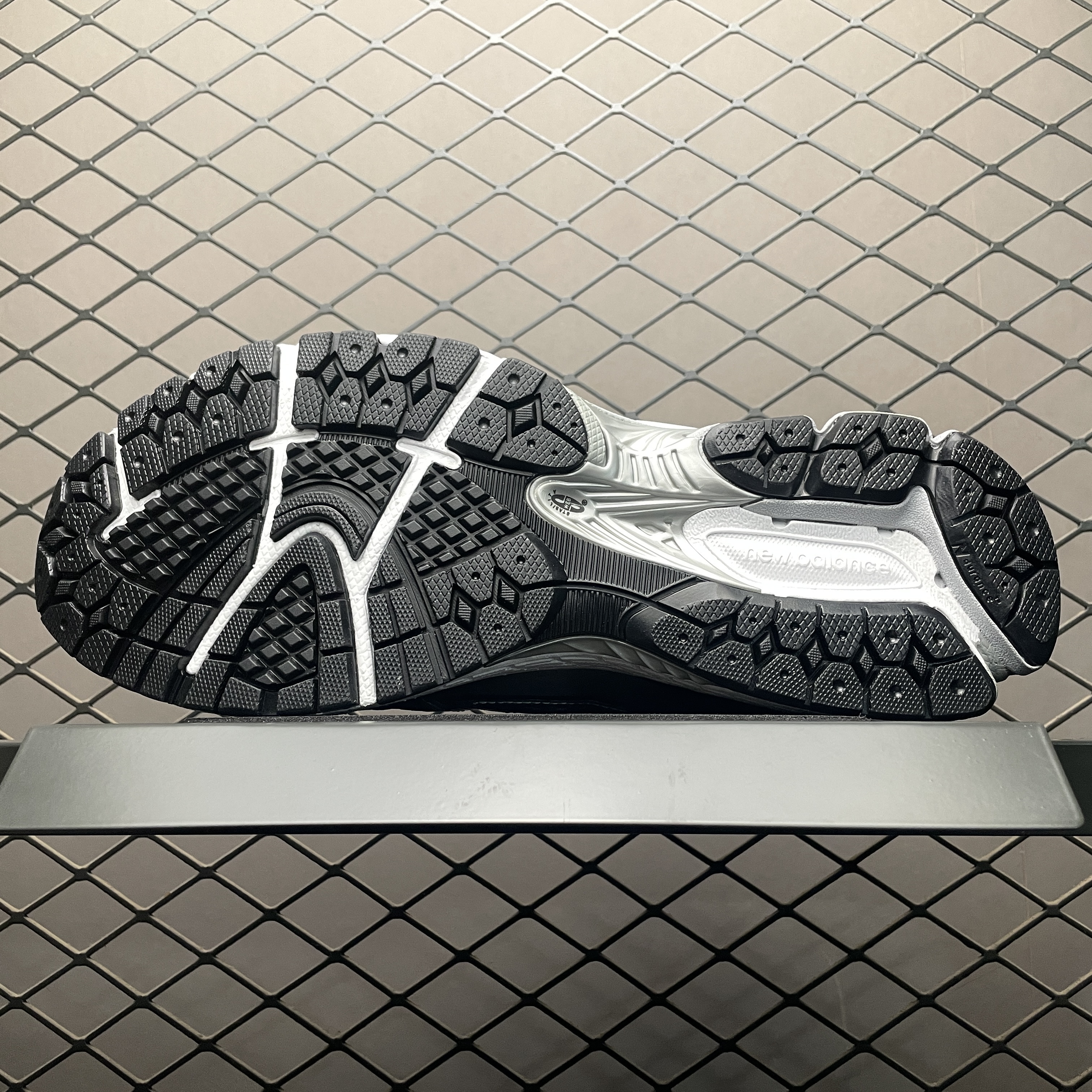 New Balance 1906R "Silver Metallic/Black/White" (U1906RCG）