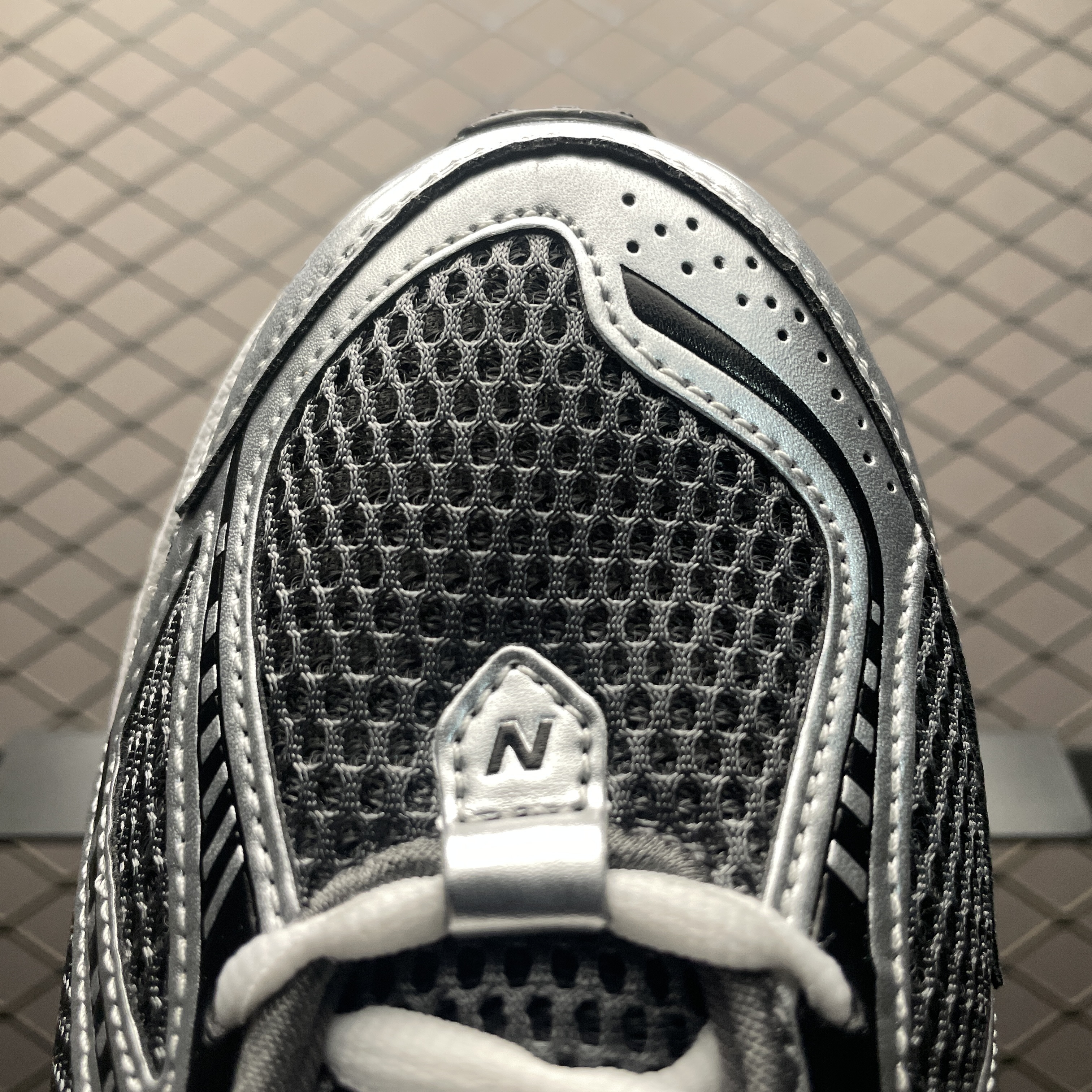 New Balance 1906R "Silver Metallic/Black/White" (U1906RCG）