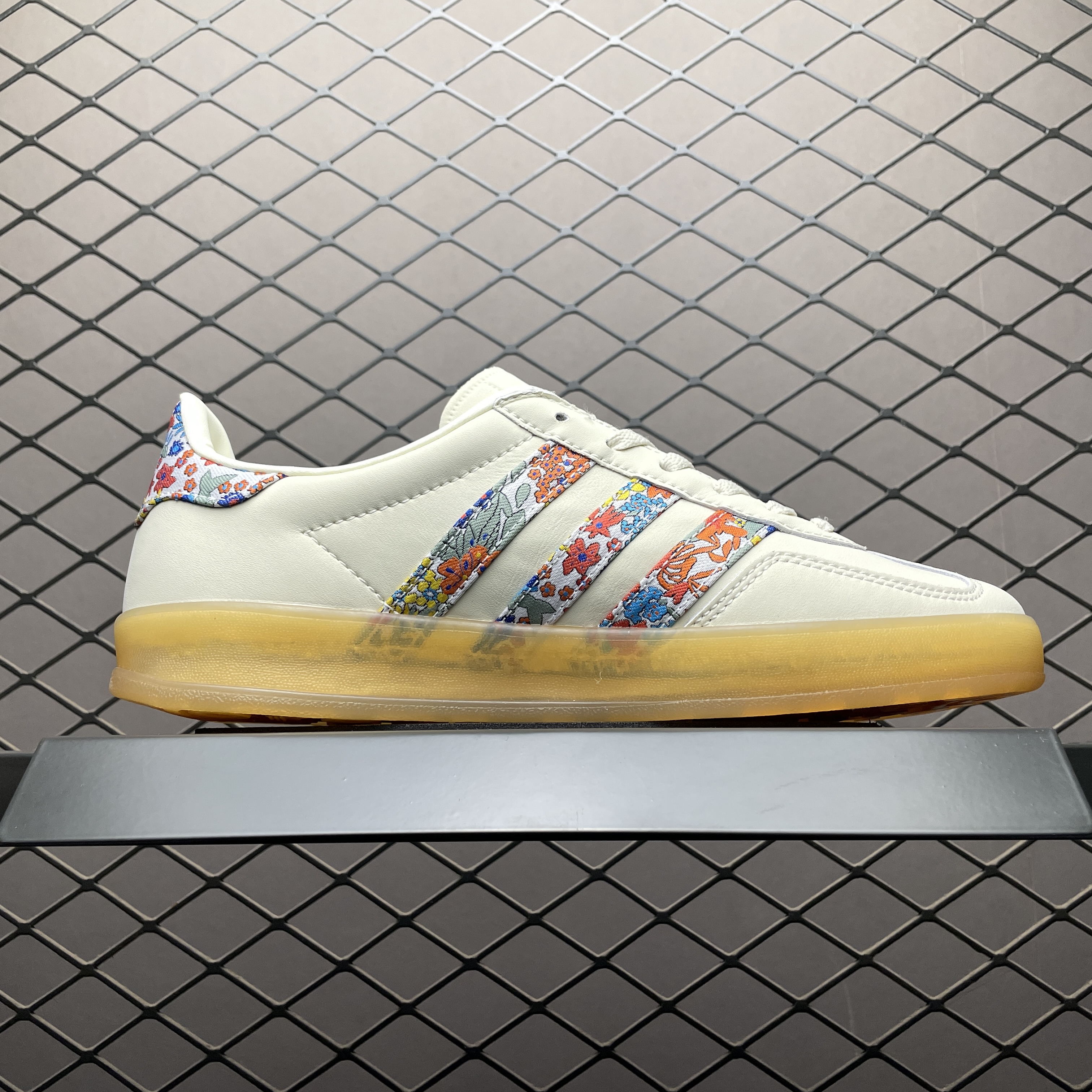 Liberty London × adidas Originals Women's Gazelle Indoor "Off White/Gold Metallic/Gum"（JH7370）