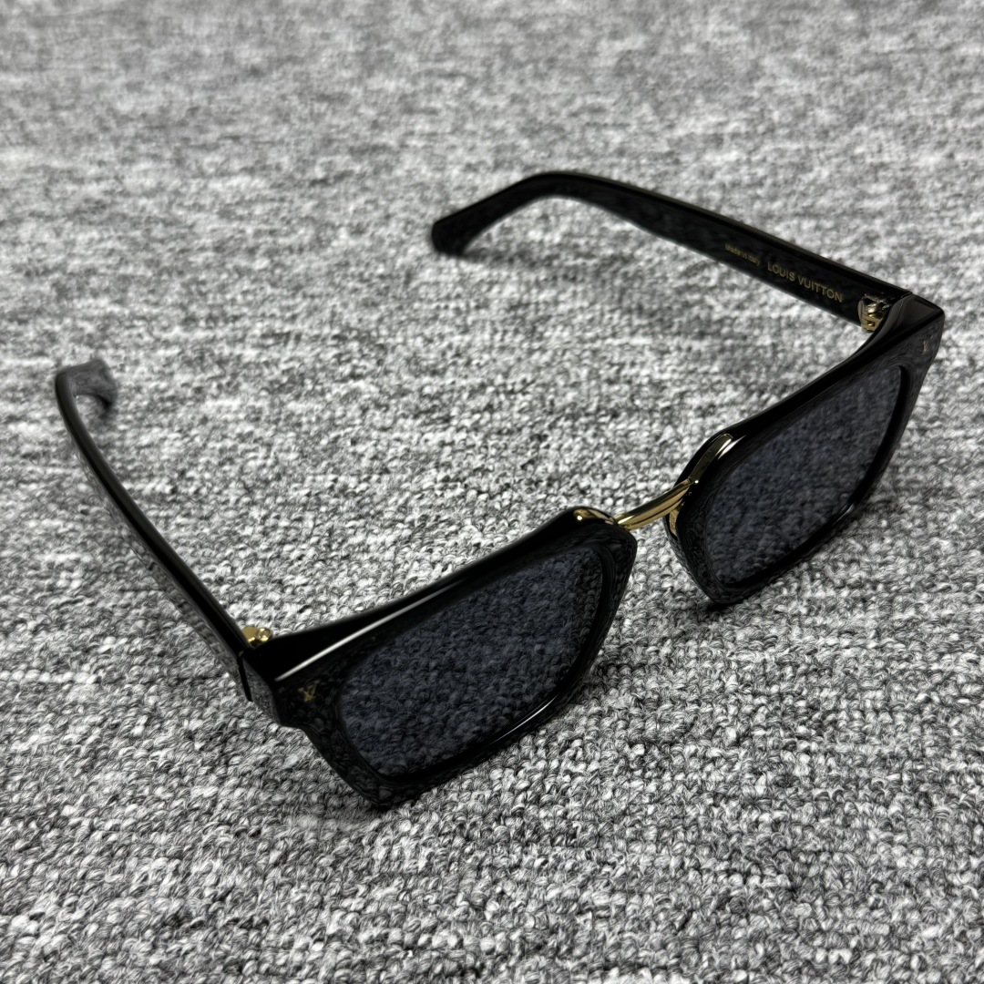 LOUIS VUITTON Sunglasses Plastic Black (Z2090E)