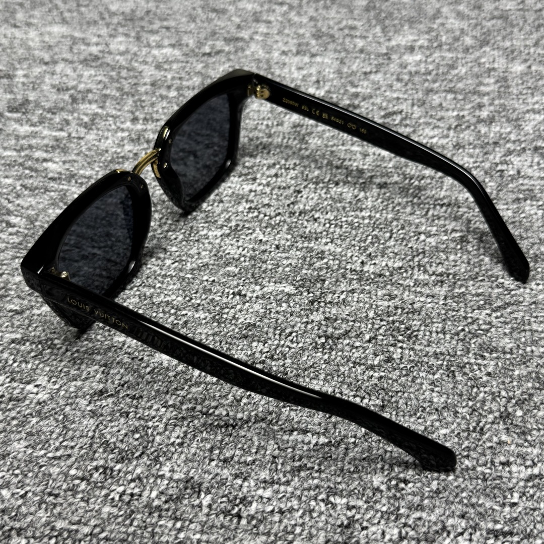LOUIS VUITTON Sunglasses Plastic Black (Z2090E)